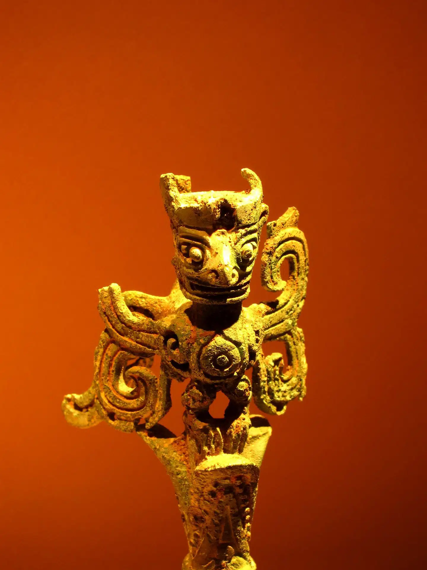 I de seneste årtier har arkæologer gjort en række opsigtsvækkende fund i nærheden af byen Sanxingdui. De vidner om en hidtil ukendt bronzealderkultur med en helt særlig æstetik, der nogle steder kan minde om afrikansk stammekunst. Det styrker en antagelse om, at Kinas kultur har mange og forskelligartede rødder, og ikke bare, som påstået i den ortodokse version, kommer fra et enkelt udspring omkring Den Gule Flod. Foto: David Chao og Kudumomo, Flickr