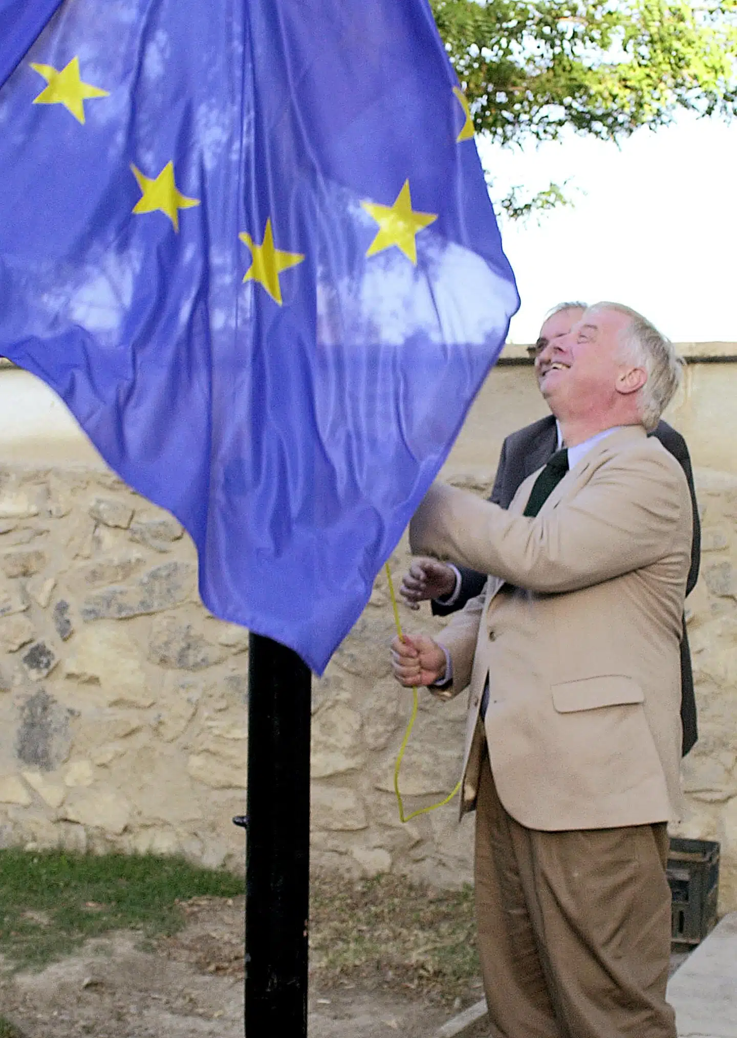 Siden 2002 har EU-Kommissionen haft et kontor i Kabul. Her er det den daværende britiske kommissær for udenrigsanliggender Chris Patten, der hejser flaget ved åbningen. I dag har Storbritannien forladt EU, og Vesten har forladt Afghanistan. Arkivfoto: Scanpix
Foto: EPA PHOTO AFPI/PRAKASH SINGH