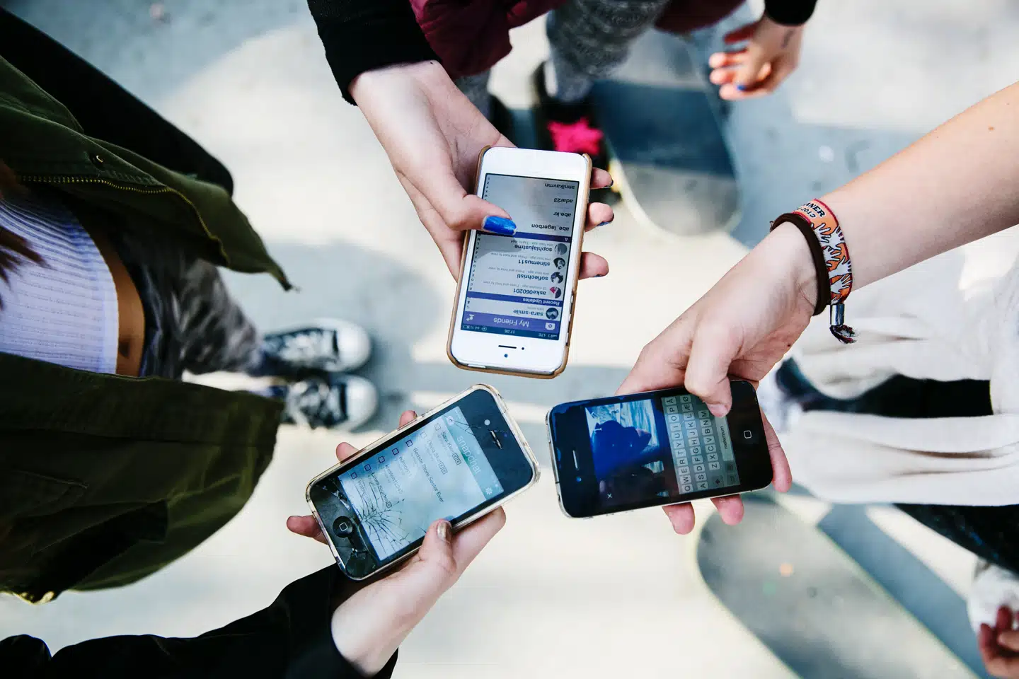 Mobiltelefoner kan forstyrre, men de kan også bruges af børn og unge, der mistrives, til at opsøge positive sociale oplevelser uden for klasseværelset. Foto: Kasper Palsnov, Scanpix