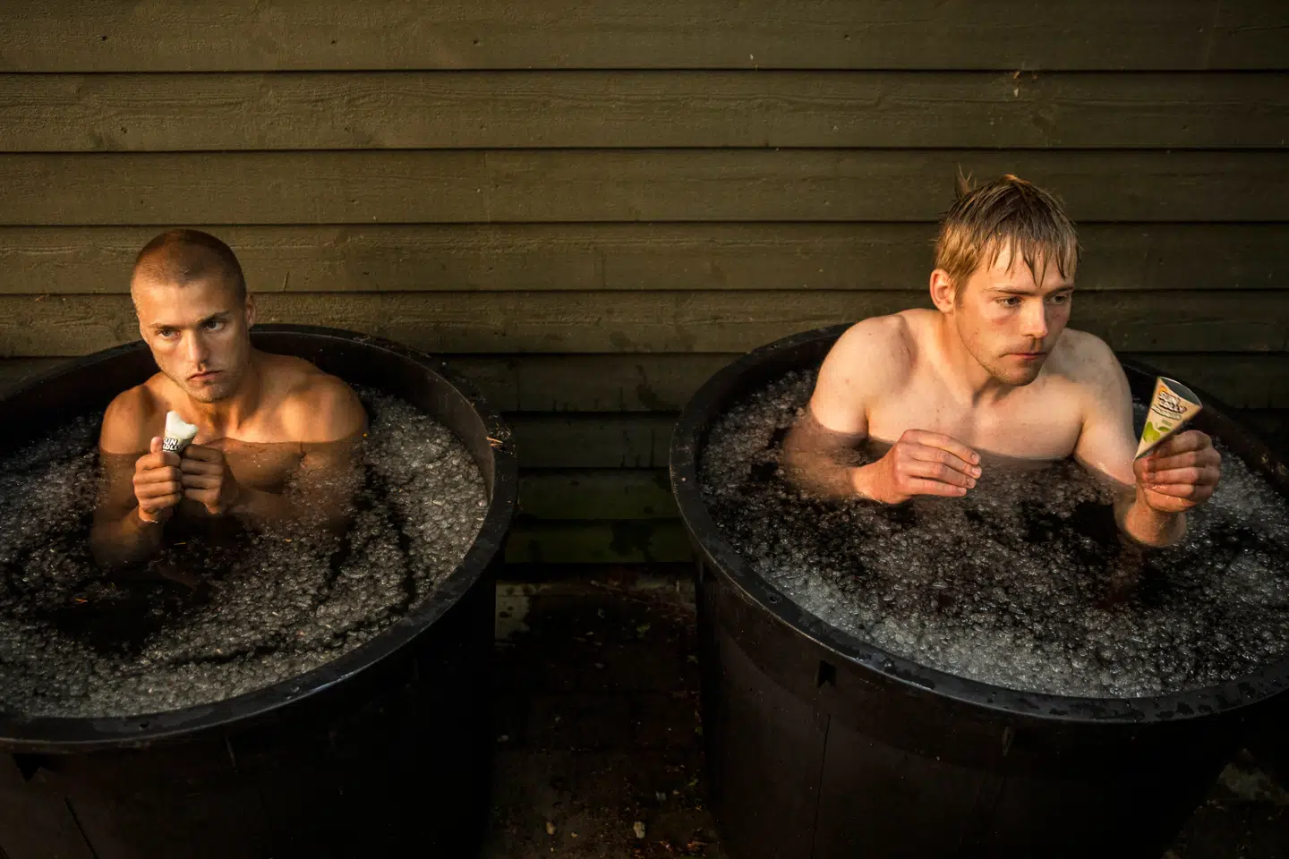 Deltagerne må først gå op af isbadet, når de har spist deres is. Foto: Ólafur Steinar Rye Gestsson