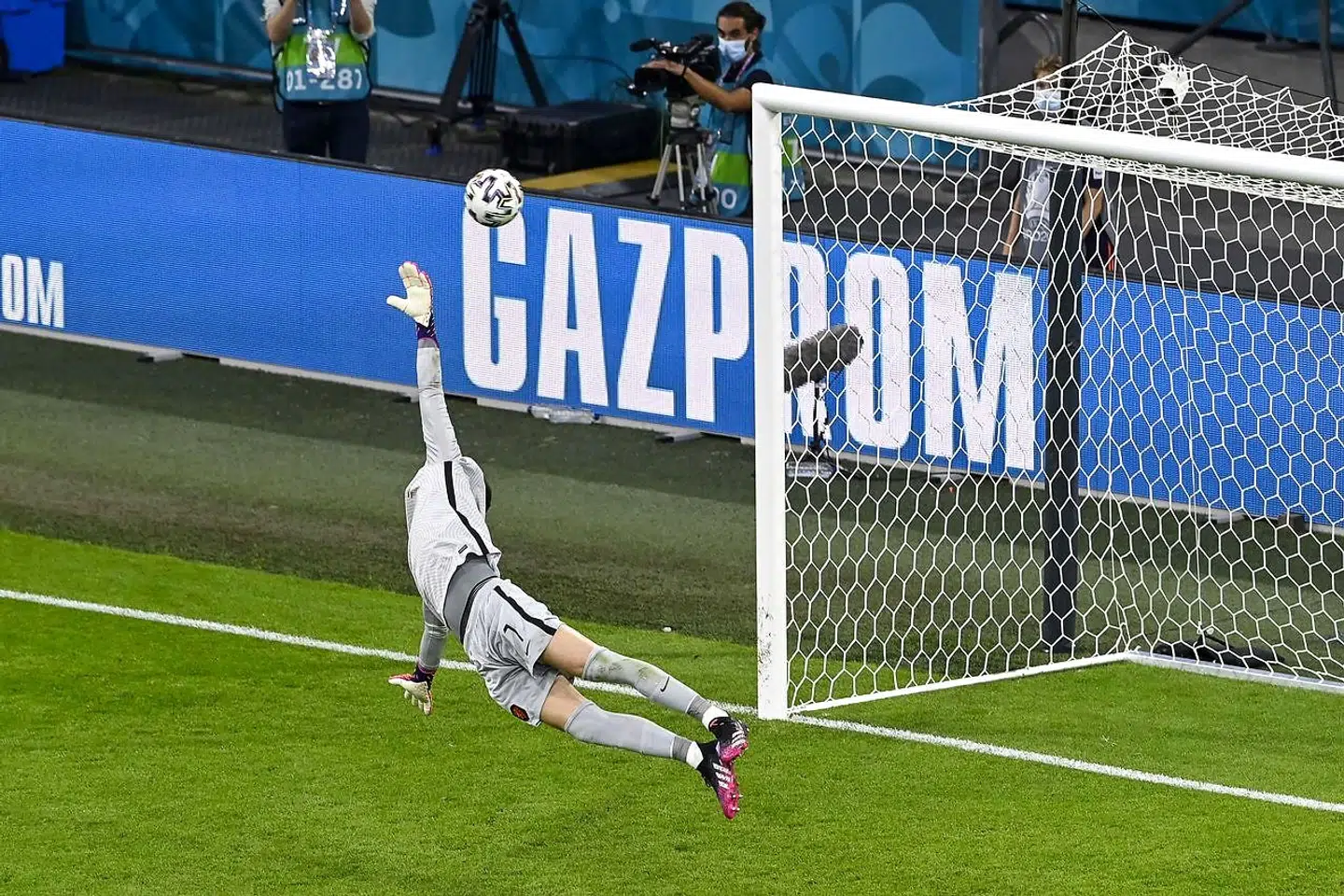 Hollands målmand Maarten Stekelenburg forsøger forgæves at redde afslutningen fra ukrainske Andrej Jarmolenko. Foto: Olaf Kraak / POOL / AFP.