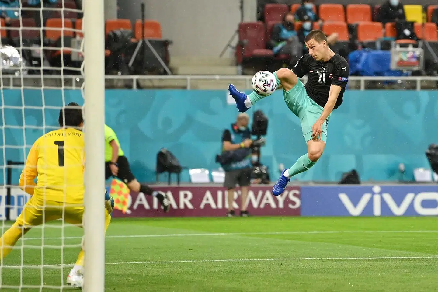 Østrigske Stefan Lainer lister bolden i mål bag den nordmakedonske målmand. Foto: Justin Setterfield / POOL / AFP.