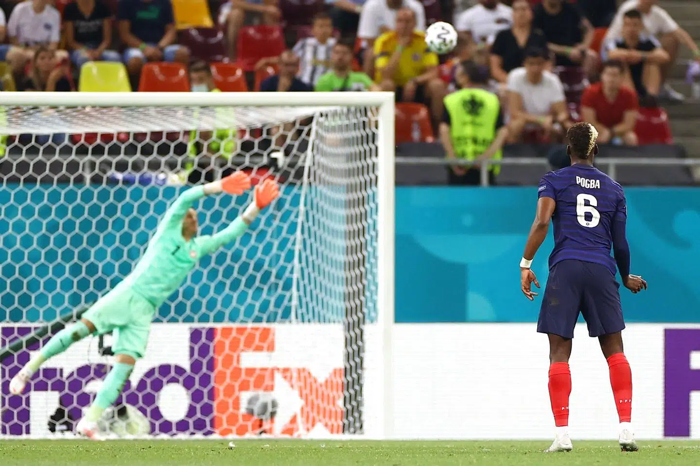 Frankrigs Paul Pogba passerer den schweiziske målmand Yann Sommer. Foto: MARKO DJURICA / POOL / AFP.