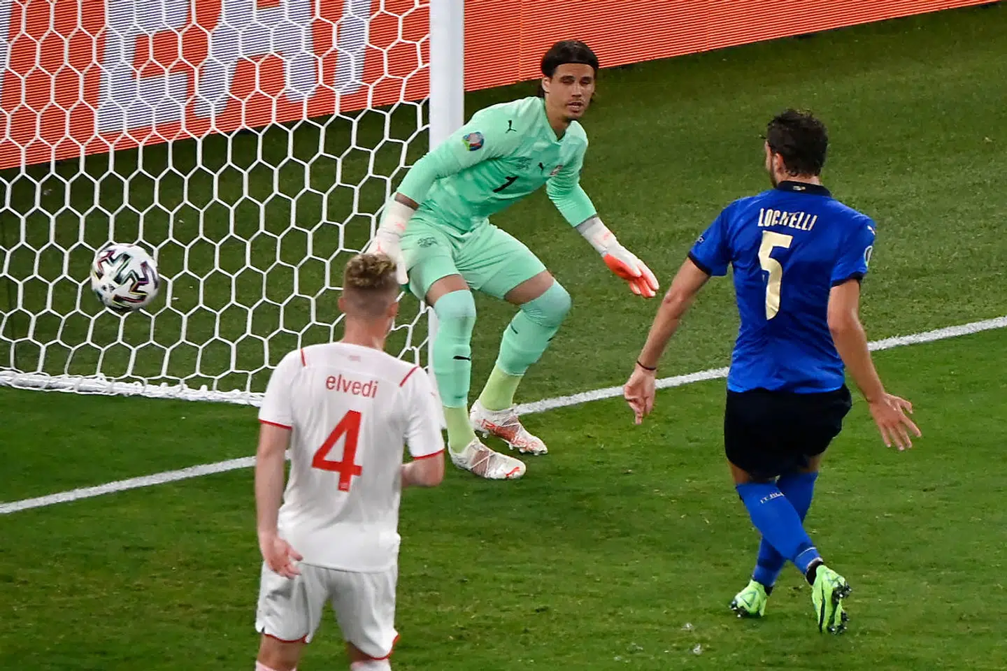 Italiens Manuel Locatelli scorer efter oplæg fra Domenico Berardi. Foto. Riccardo Antimiani / POOL / AFP.