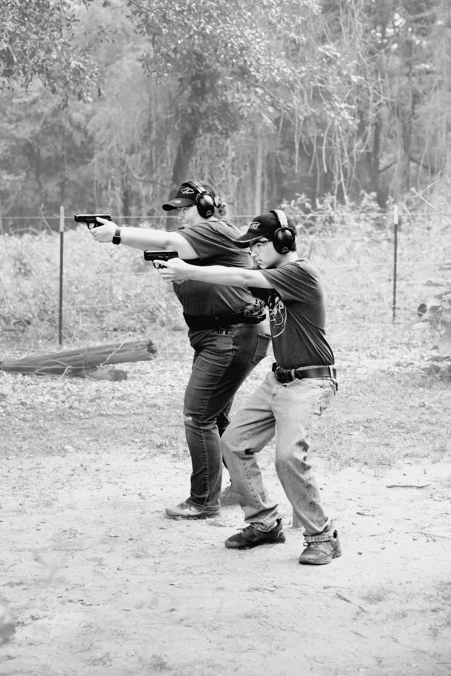 Ron på 13 år er klar til at tømme magasinet på sin Glock ’32 i brystet på den blå papmand tre meter væk. Hans mor, Sandra, der står ved siden af, mener, at det er på høje tid, sønnike lærer at forsvare sig selv. Foto: René Gummer