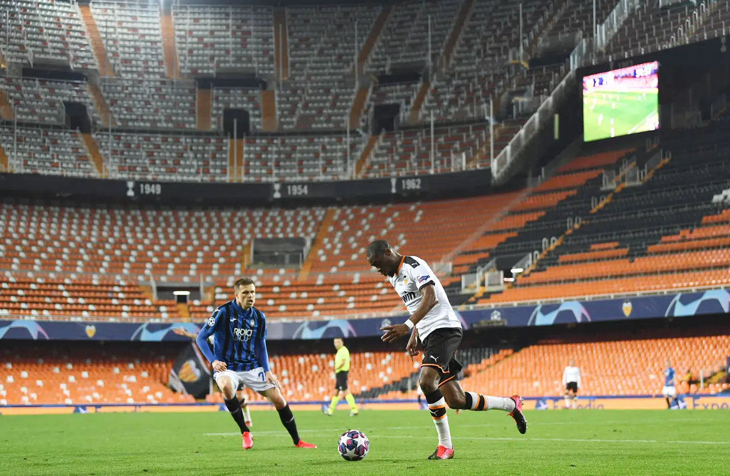 To italienske fodboldklubber mødes på et tomt Estadio Mestalla i Valencia i marts 2020. Foto: UEFA/Scanpix