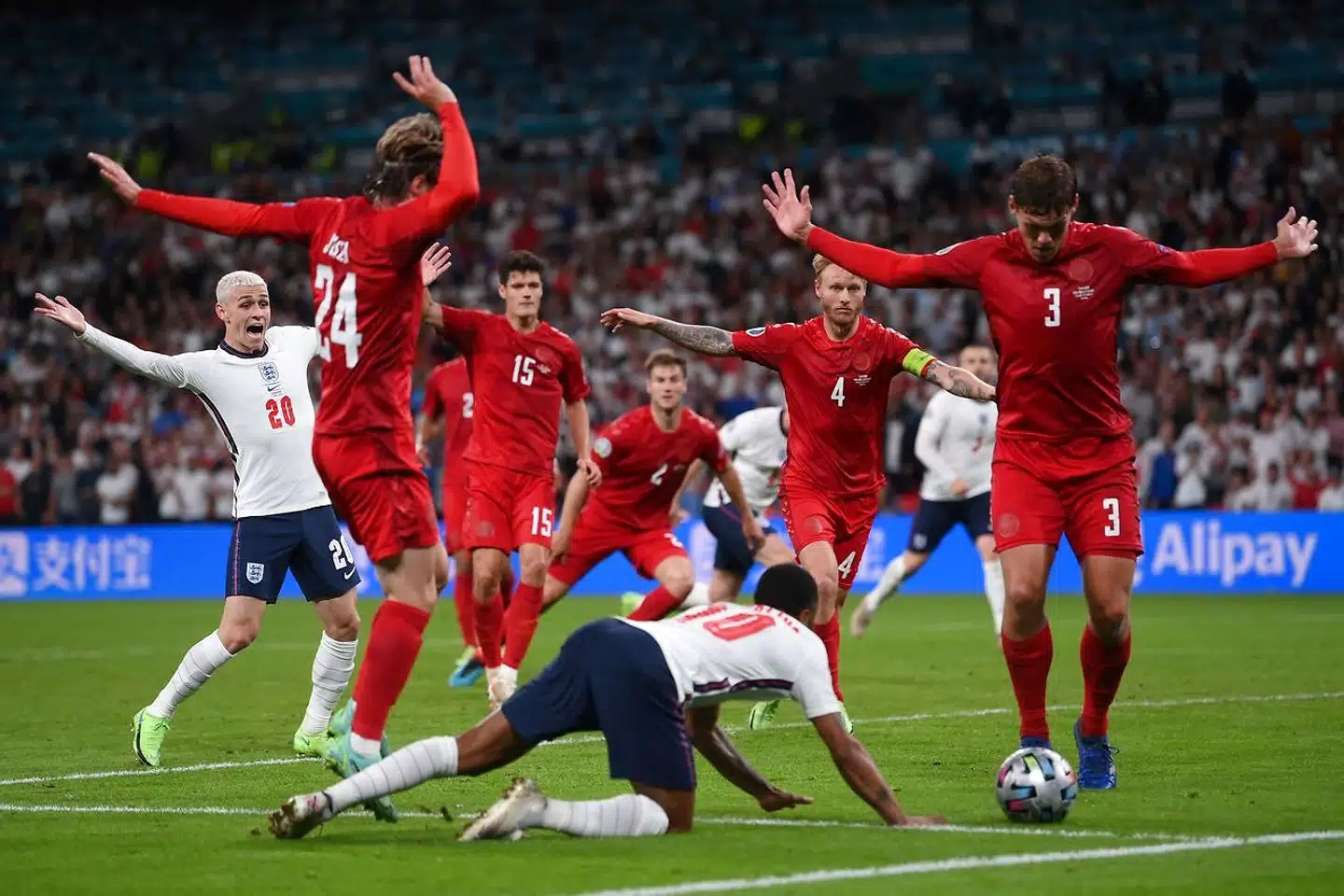 Raheem Sterling snoede sig ind i feltet og endte med at falde til jorden uden modstand. Tyndt straffe. Engelsk scoring. Dansk exit. Foto: Laurence Griffiths/AFP.