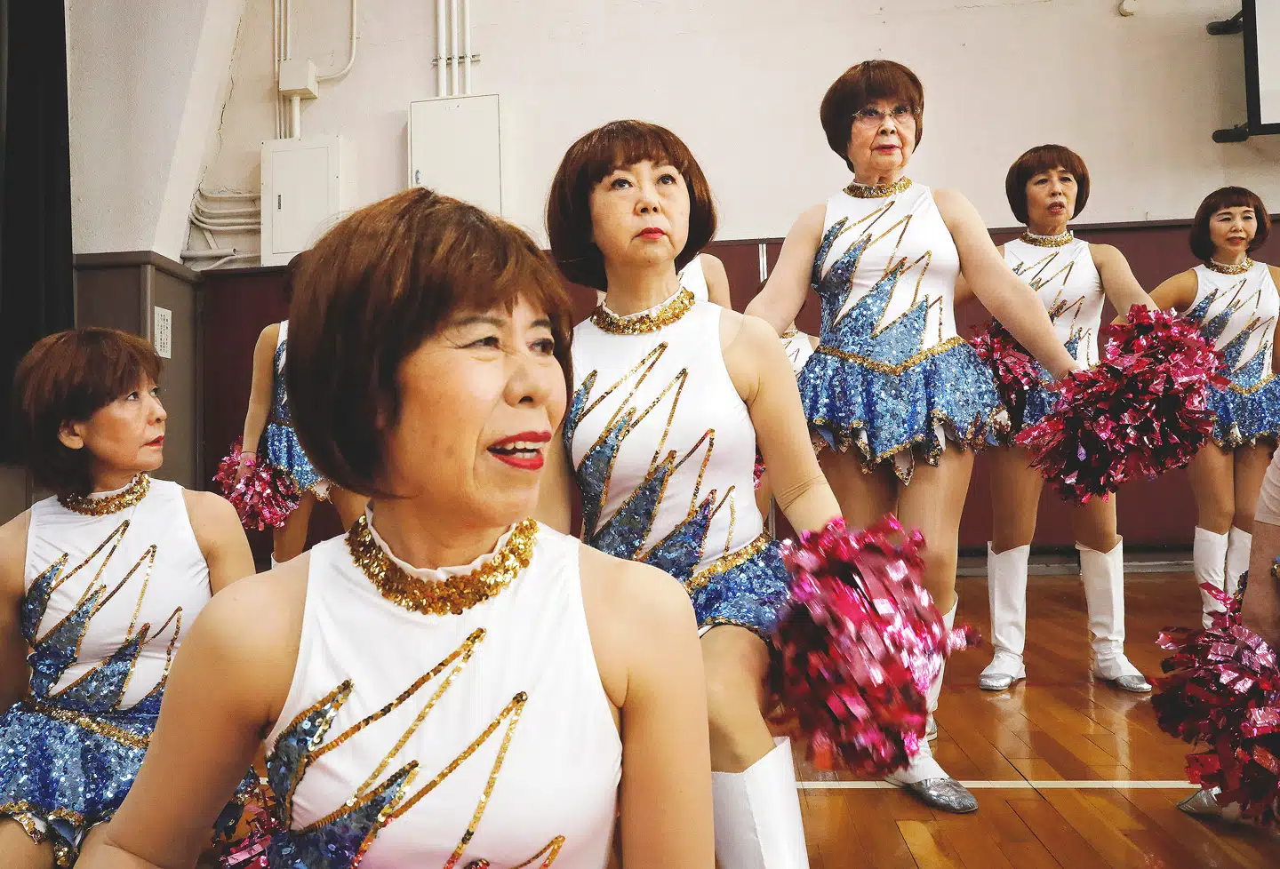 89-årige Fumie Takinos populære cheerleadergruppe »Japan Pom Pom« gør sig klar til en performance i Tokyo. Det præger Japans kulturliv, at befolkningen er stærkt aldrende. Foto: Kim Kyung-Hoon, Scanpix