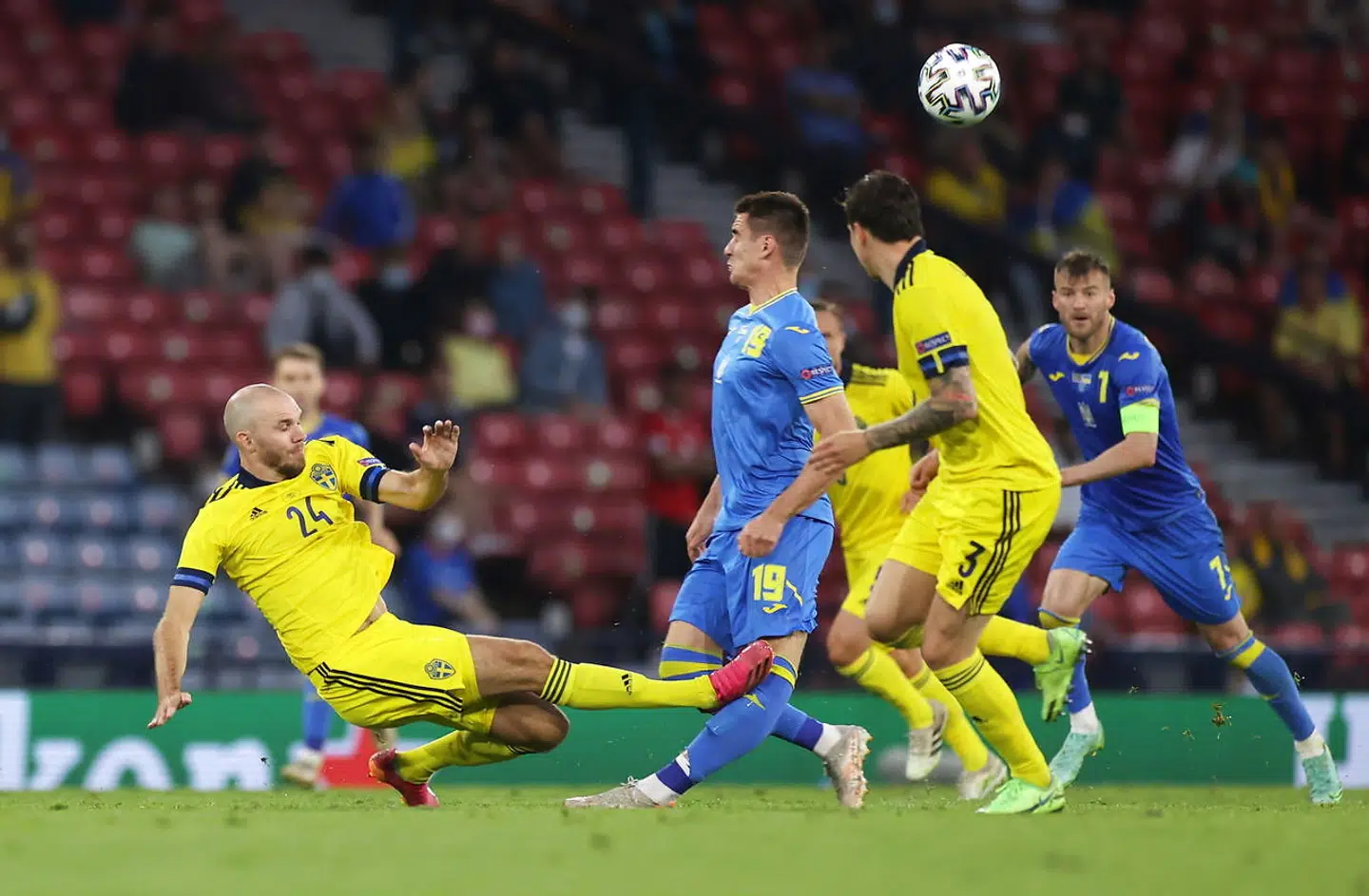 Sveriges Marcus Danielson blev tirsdag vist ud for denne grimme tackling på Ukraines Artem Besyedin. REUTERS/Lee Smith