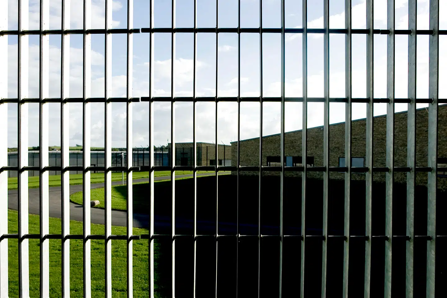 Tilstrømningen af fanger har ifølge kritikerne overrumplet systemet og skabt en negativ spiral, der får flere og flere fængselsbetjente til at forlade jobbet, mens færre kommer til. Foto: Uffe Weng, Scanpix