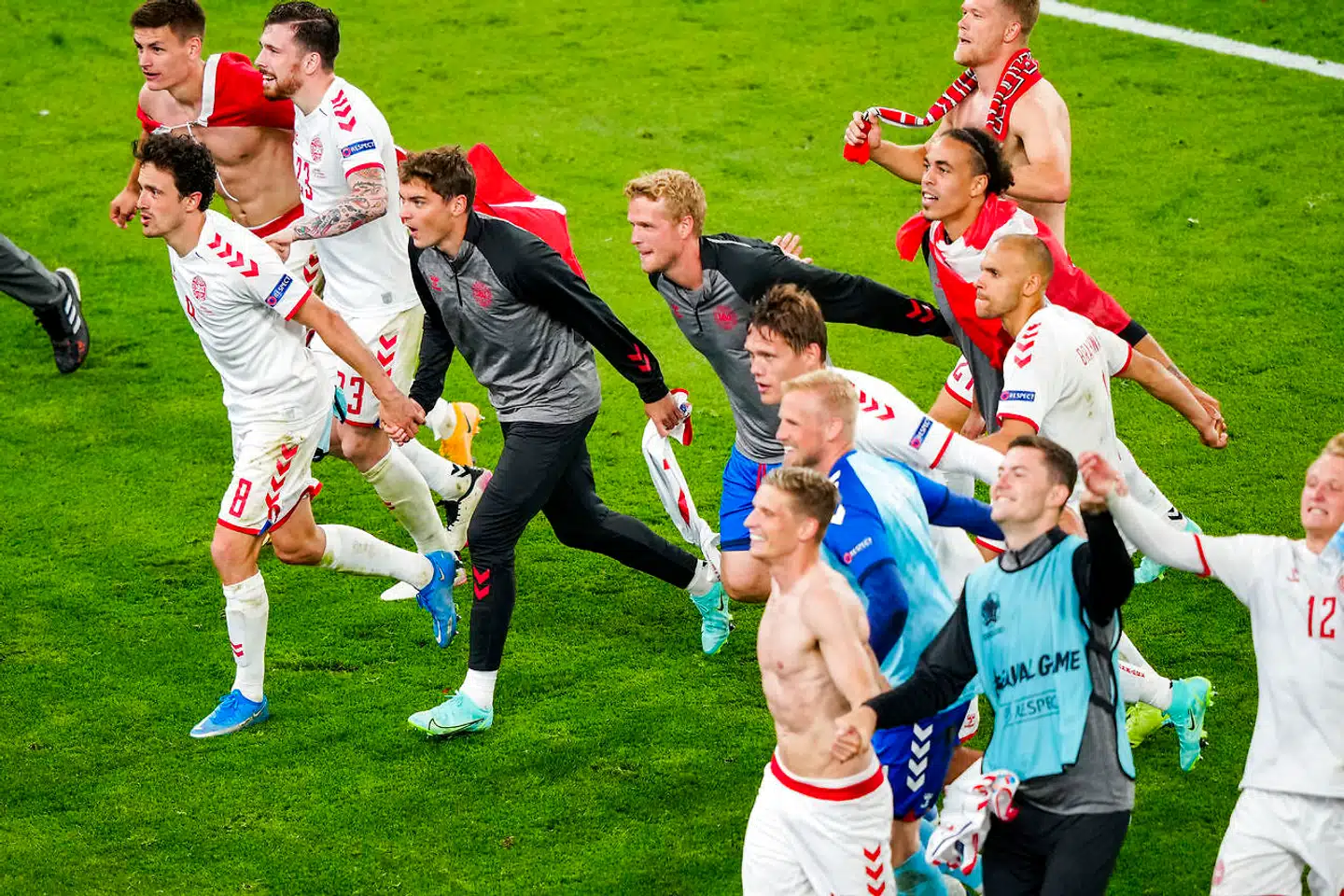 Både spillere og fans fejrede længe sejren over Rusland i Parken i København. Foto: Søren Bidstrup/Ritzau Scanpix