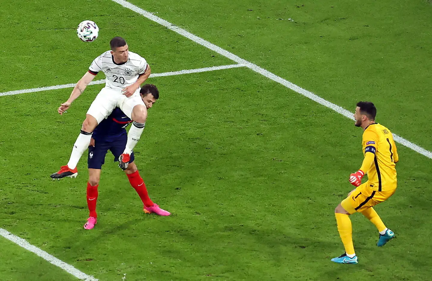 Tyske Robin Gosens rammer franske Benjamin Pavard i hovedet. Foto: EPA/Alexander Hassenstein