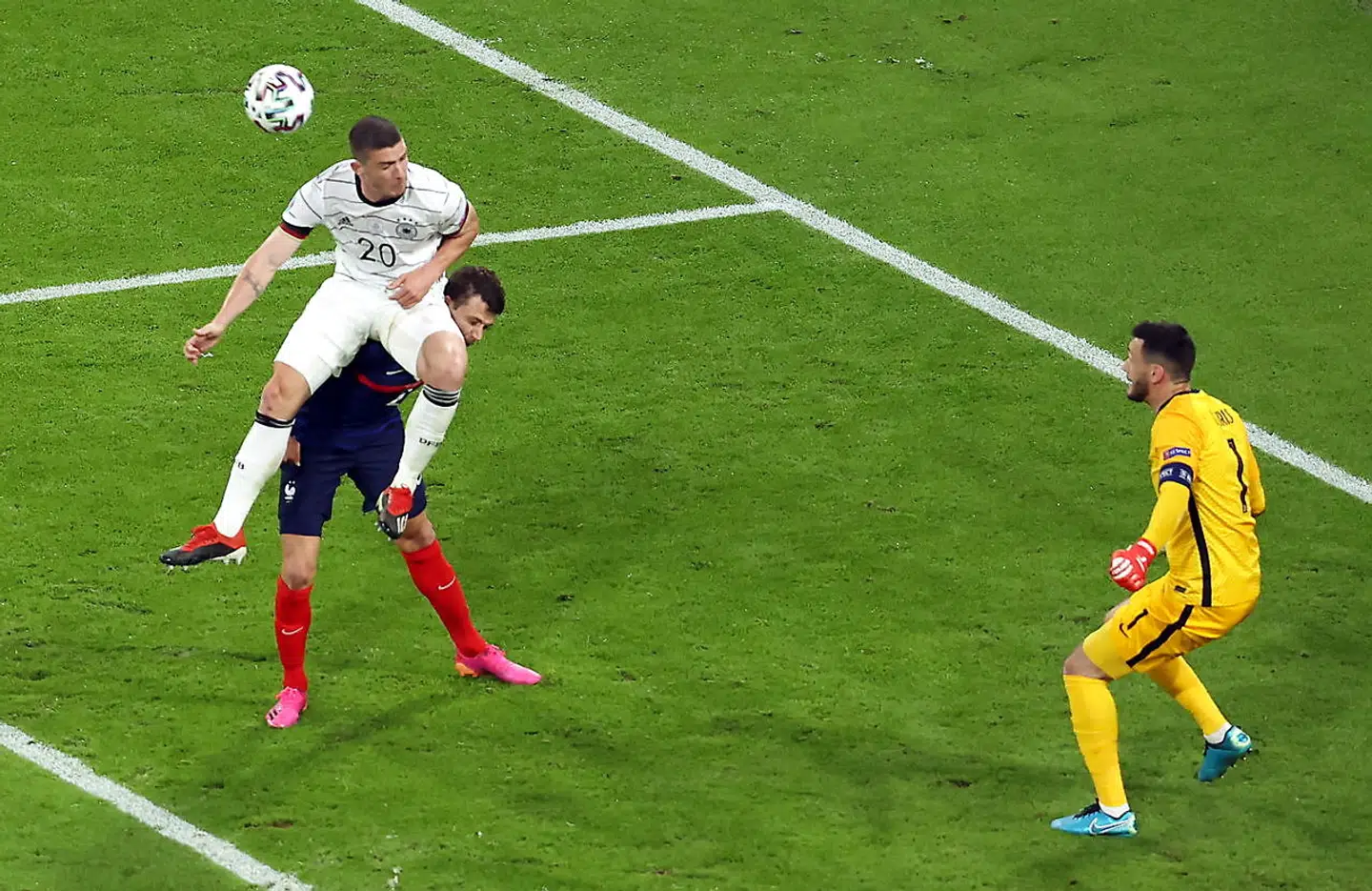 Tyske Robin Gosens rammer franske Benjamin Pavard i hovedet. Foto: EPA/Alexander Hassenstein