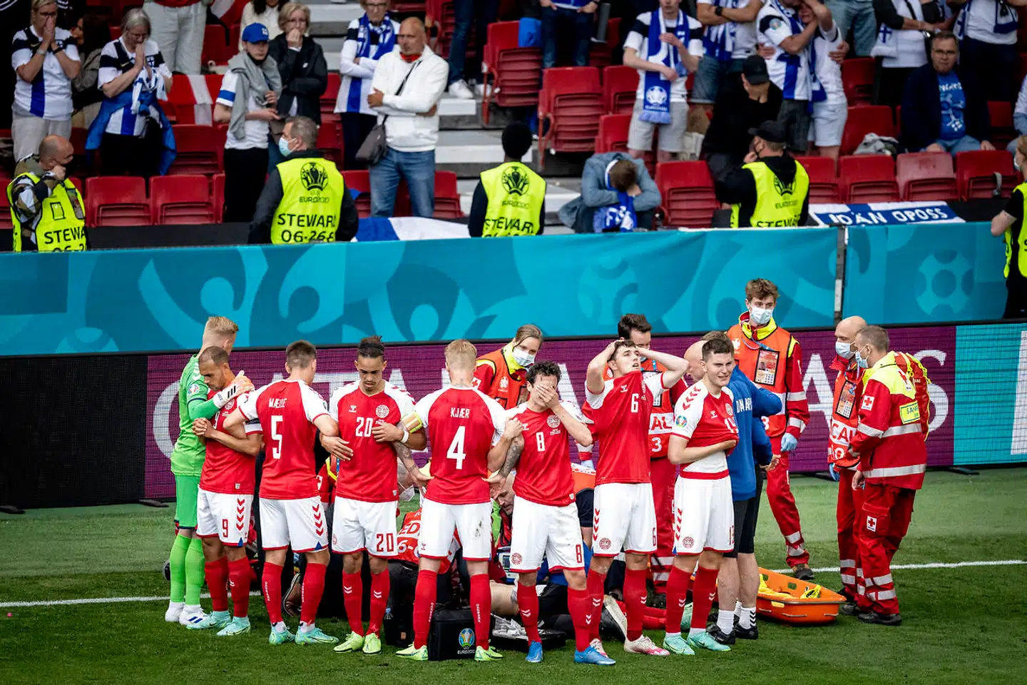 De danske spillere dannede en menneskemur rundt om deres faldne kammerat. Man fik fornemmelsen af, at de aldrig ville flytte sig.