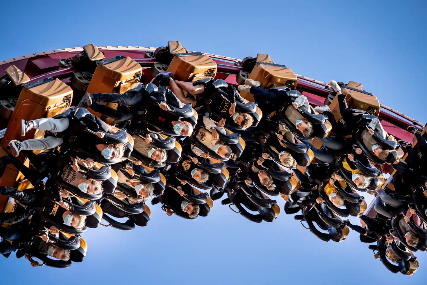 Tivoligæster med mundbind i forlystelsen Dæmonen. Foto: Mads Claus Rasmussen, Scanpix