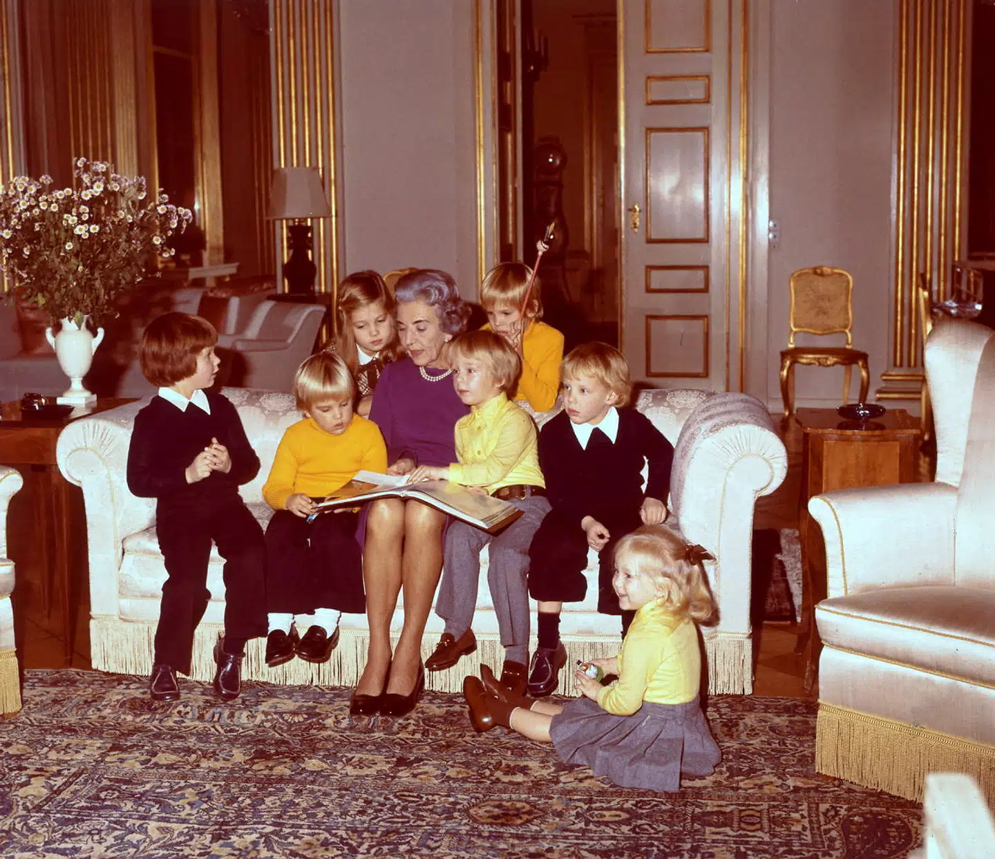 Dronning Ingrid læser højt for sine børnebørn. Arkivfoto: Allan Lundgren, Scanpix
