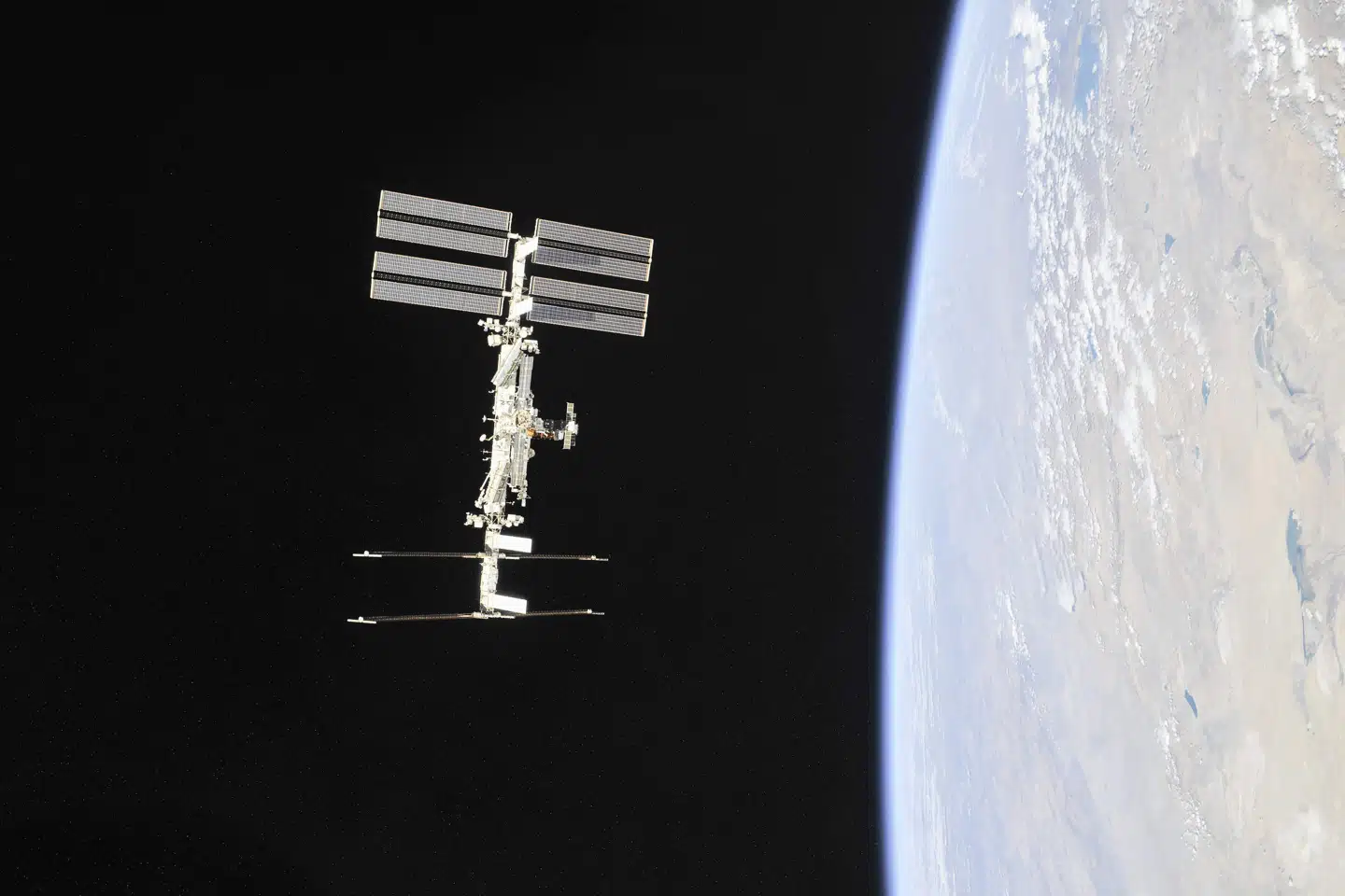 Efter utallige undvigelsesmanøvrer gik den ikke længere: Rumstationen blev ramt af et stykke rumskrot. Foto: NASA