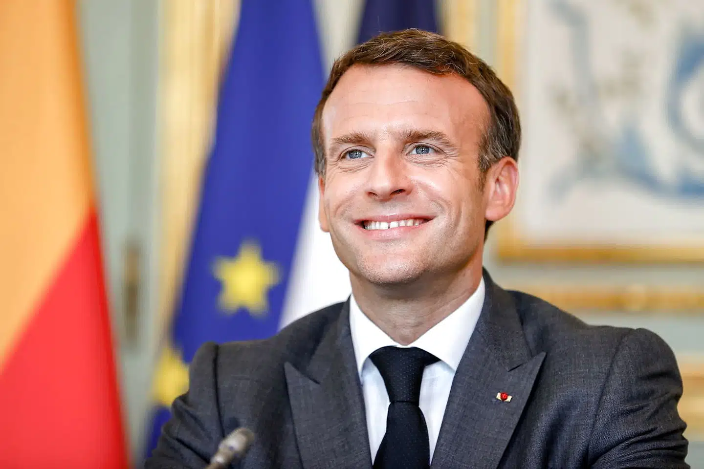 Macron har god grund til at være glad - over 25 millioner gallere har nu fået mindst første stik, og smittetallene rasler ned. Thomas Samson, Scanpix