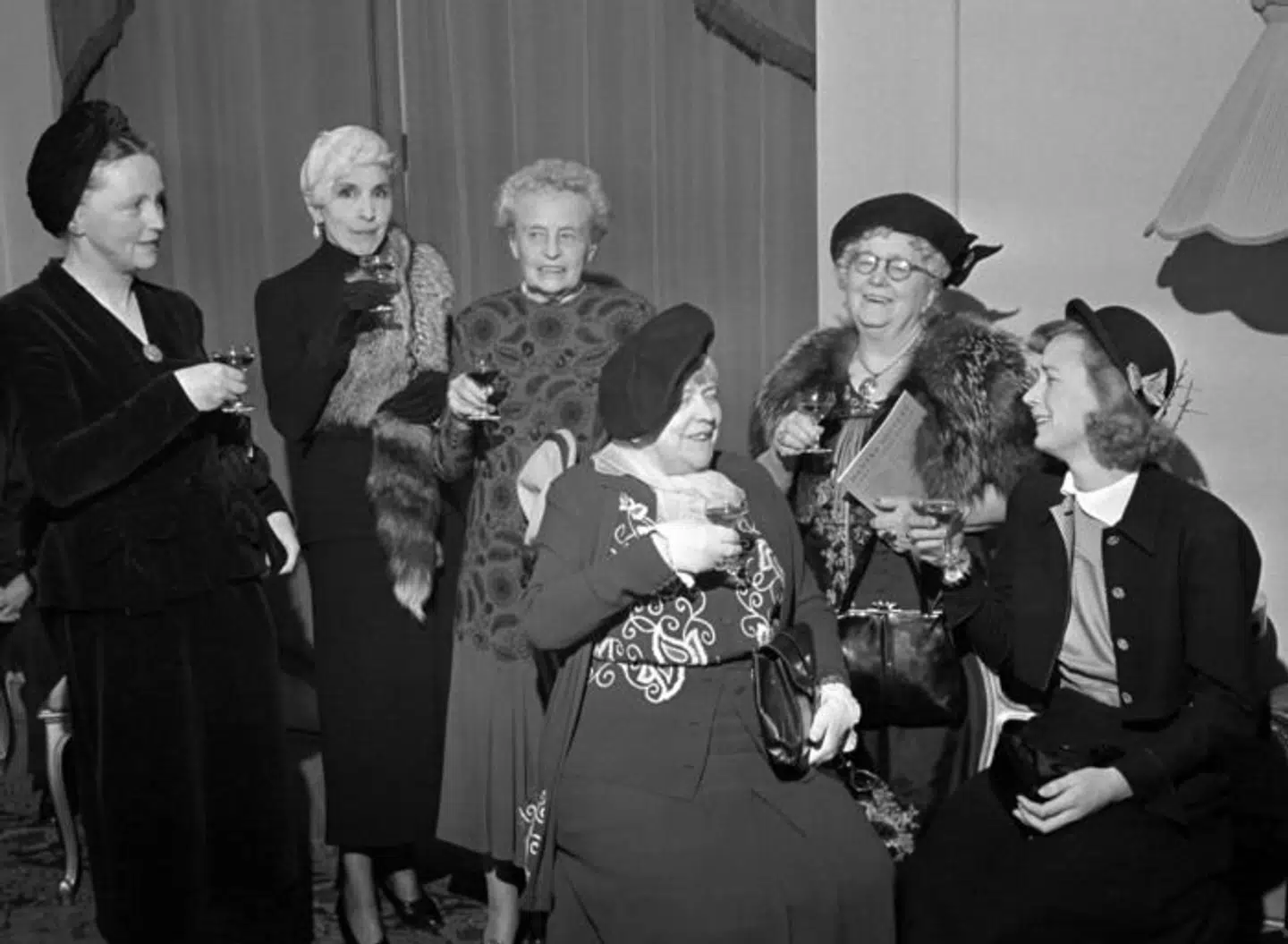 På billedet er Lise Munk, Karen Blixen, Agnes Henningsen, Edith Rode, Thit Jensen og Tove Ditlevsen. Kun Karen Blixen er med på kanonlisten blandt disse kvinder. Foto: Scanpix