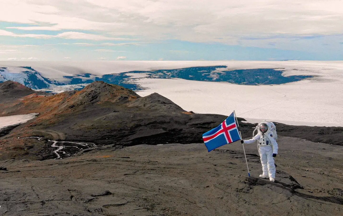 Daniel Leeb i NASAs rumdragt ved gletsjervulkanen Grímsvötn.
Foto: Iceland Space Agency