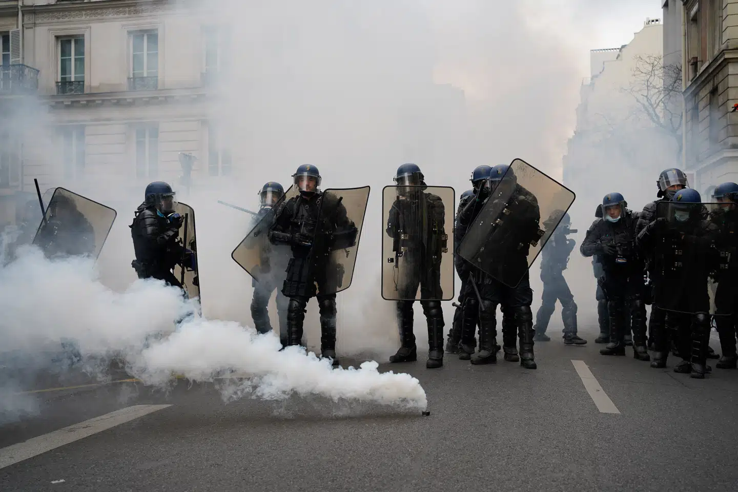 Ifølge en undersøgelse ville 60 procent af landets soldater og politibetjente stemme på Marine Le Pen som præsident, hvis valget stod mellem hende og Macron. Her er fransk politi i aktion i denne måned under en demonstration i Paris mod en ny lov, der giver politiet flere beføjelser til overvågning af borgerne. Foto: Pau de la Calle, Getty Images