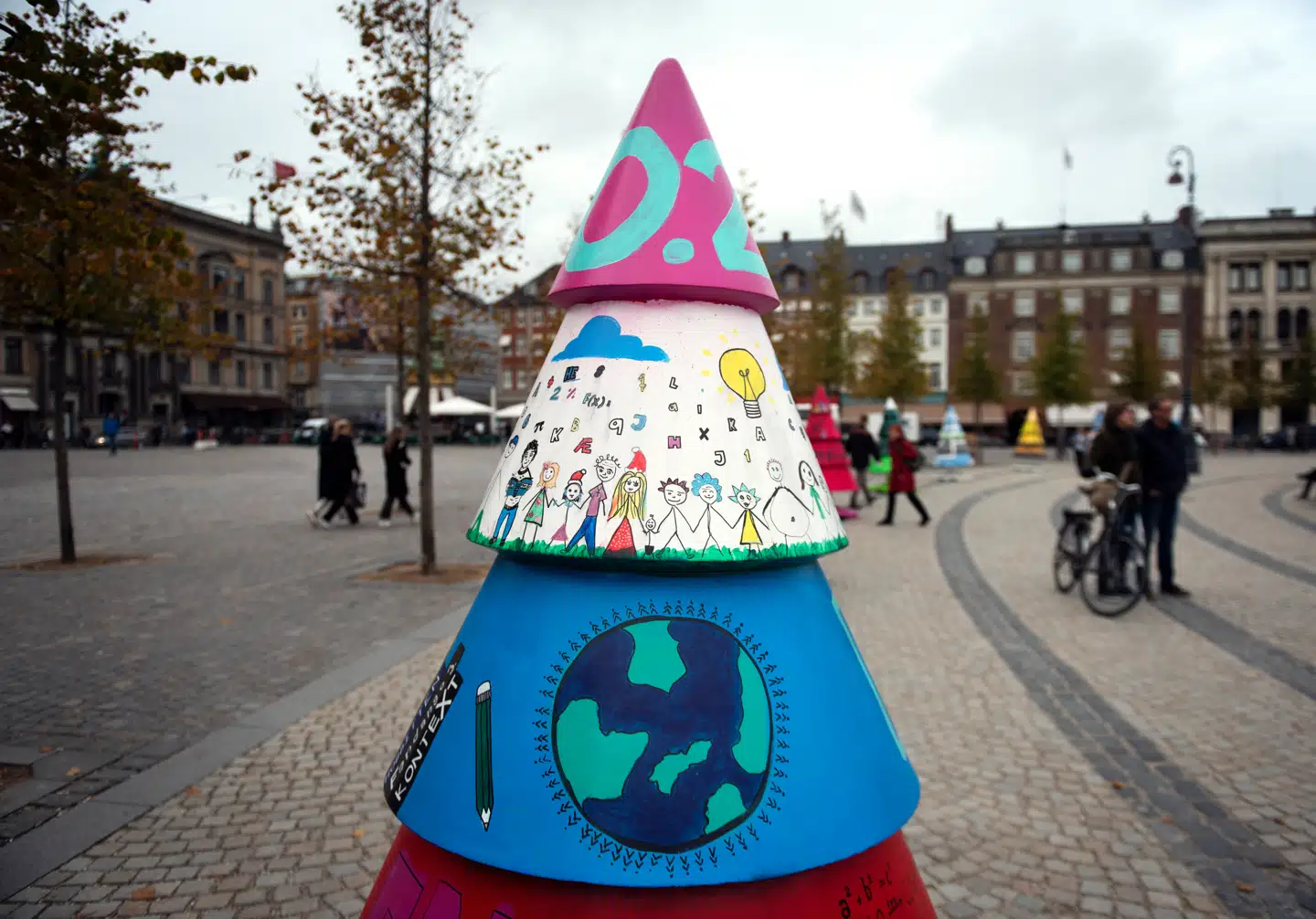 Skoler og børnehaver er ikke alene om at følge FNs mål for en bedre verden. I de seneste to år har en række danske gymnasier, universiteter, efterskoler og kommuner gjort de 17 punkter til deres erklærede mål. Børn fra hele verden har her lavet 17 verdensmål på Kongens Nytorv i København. Foto: Liselotte Sabroe. Ritzau Scanpix.