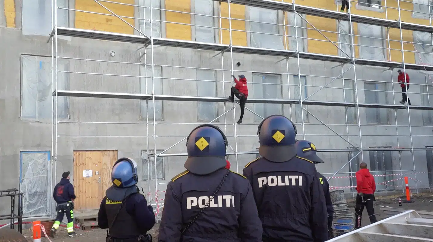 Politiet har forklaret, at de ikke anholdt mændene for at vælte stilladset, fordi det kom bag på dem, hvor voldsom situationen blev. Foto: Linda Kastrup, screendump fra Scanpix.