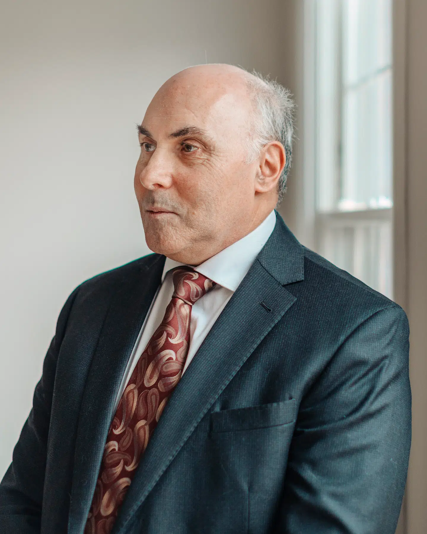 Drew Weissman på hjemmekontoret i Philadelphia. I 2005 offentliggjorde han og Katalin Karikó en afhandling, hvori de beskriver en modificeret form for mRNA, der ikke kan nedkæmpes af immunforsvaret. Dermed var vejen for coronavaccine banet. Foto: Johannes Worsøe Berg