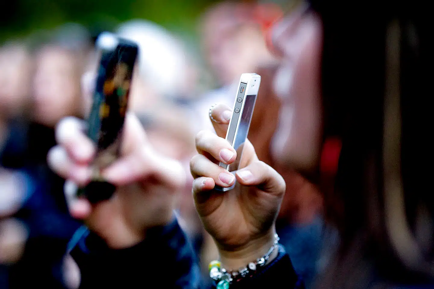 »At unges fascination af sociale medier er fortid, betyder ikke, at de ikke er online. Vores undersøgelse viser ret tydeligt, at de bruger lige så mange timer som for et år siden på deres telefoner, nemlig cirka fire timer dagligt, men at de er blevet en kende mere velovervejede«. Foto: Bax Lindhardt, Scanpix