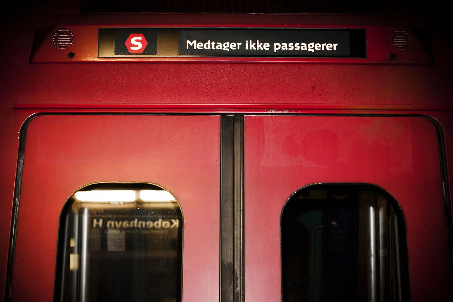 »Ansatte i det offentlige bliver forsøgt truet til tavshed med kammeratlige samtaler, skriftlige advarsler og sågar fyringer eller ufrivillige forflyttelser. Det hører vi om fra mange offentlige fag. Læger, sygeplejersker, politifolk og selv hos DSB,« skriver Morten Færgemann Sørensen i dette læserbrev. Arkivfoto: Dennis Lehmann, Scanpix