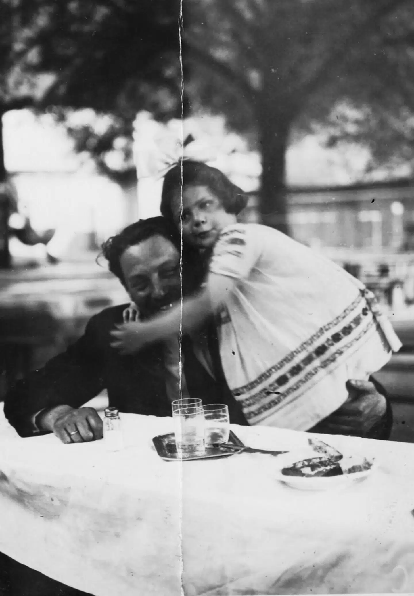 Eva og hendes far i cirka 1934. Arkivfoto: Memory of Nations