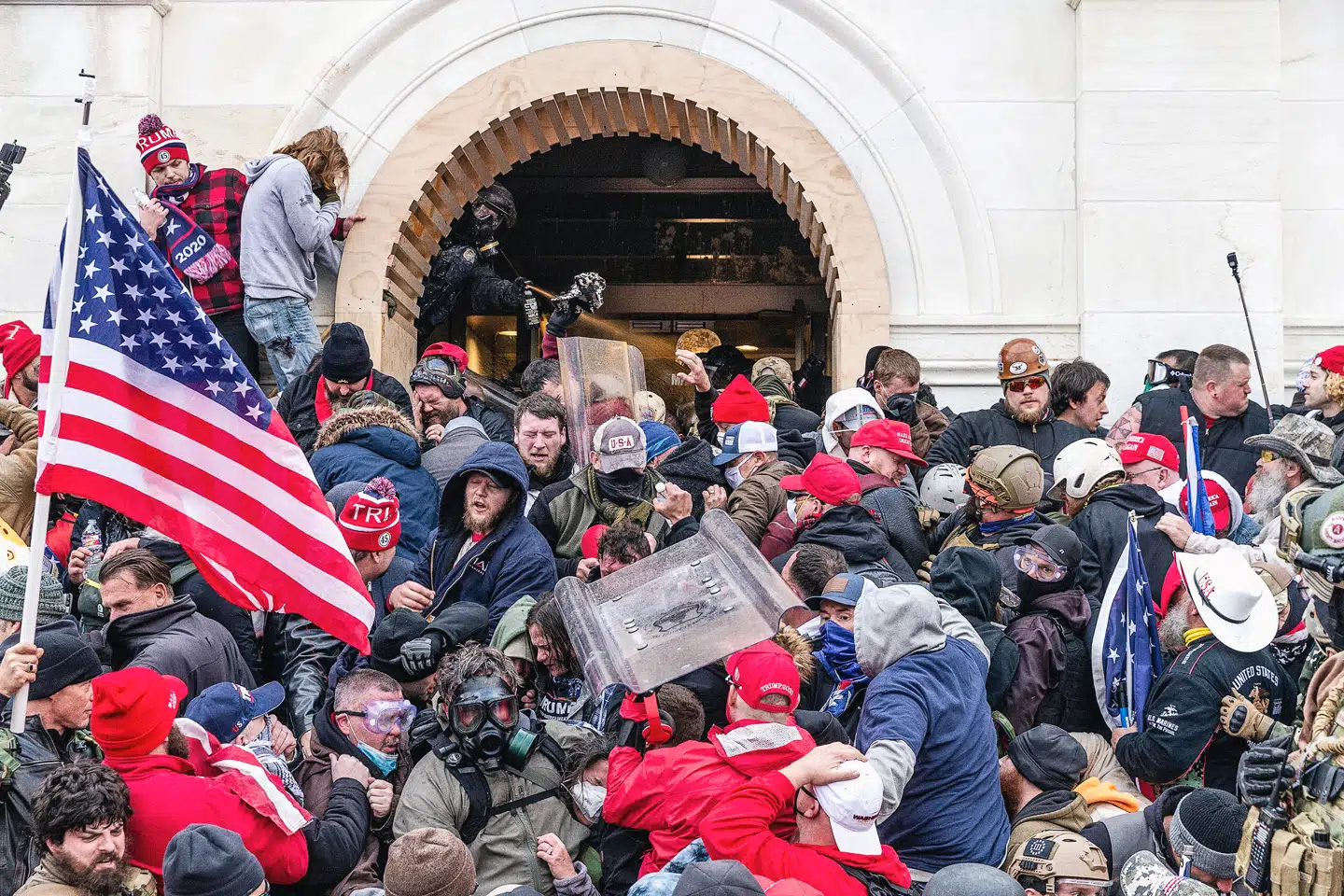 Trumps pjaltehær brød ind i Kongressen og hærgede bygningen, mens politiet først sent kastede sig ind i kampen med tåregas. Foto: Lev Radin, Ritzau Scanpix