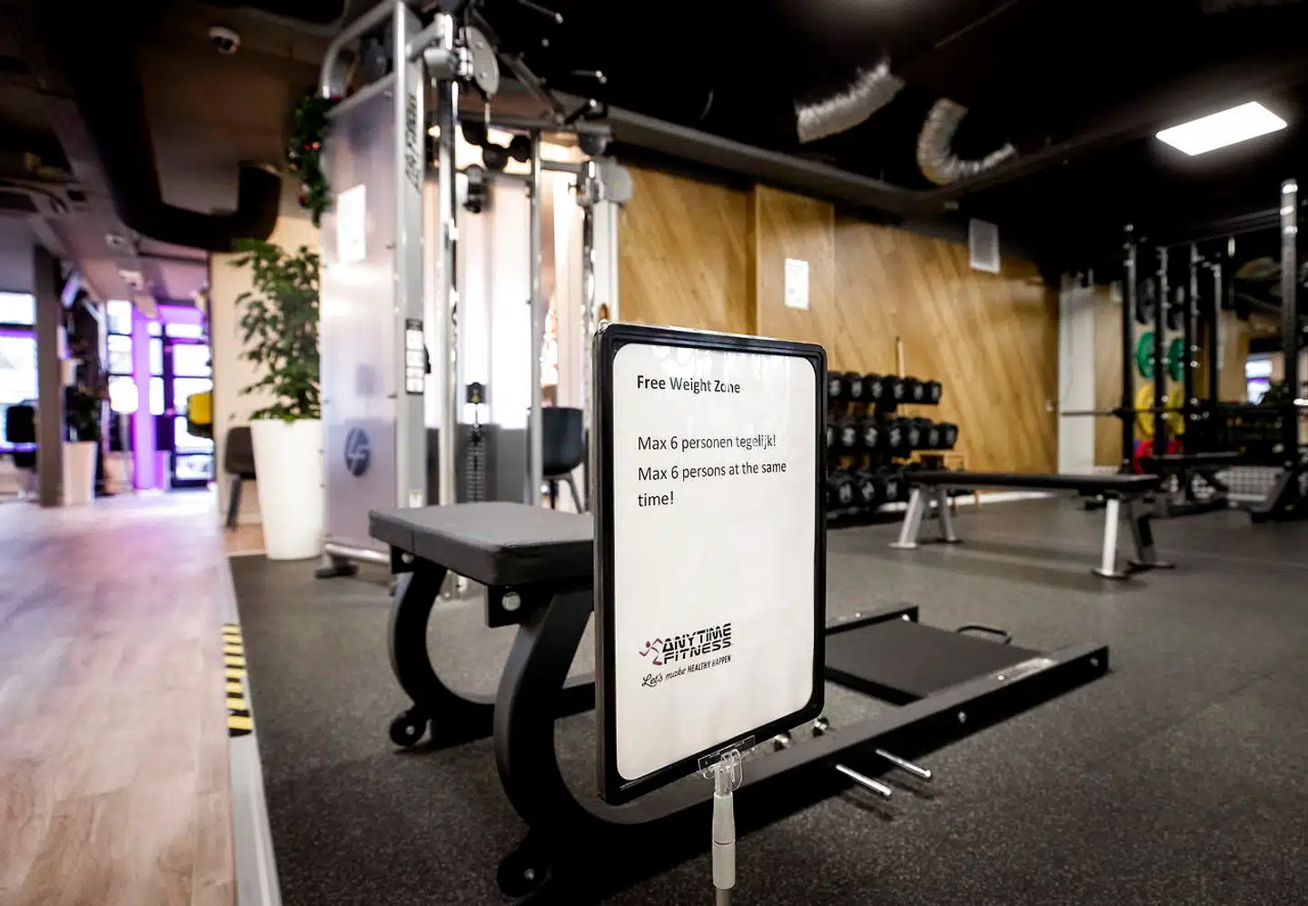 »Måske fordi jeg finder metaforen om fitness som religion passende. Motionen kan give aflad for dine synder og måske gøre dig til en bedre – i al fald sundere og stærkere – udgave af dig selv« forklarer Mads Gregersen der er begyndt at træne op til 6 gange ugentlig under hans arbejdsløshed. Foto: Koen Van Weel / Ritzau / Scanpix