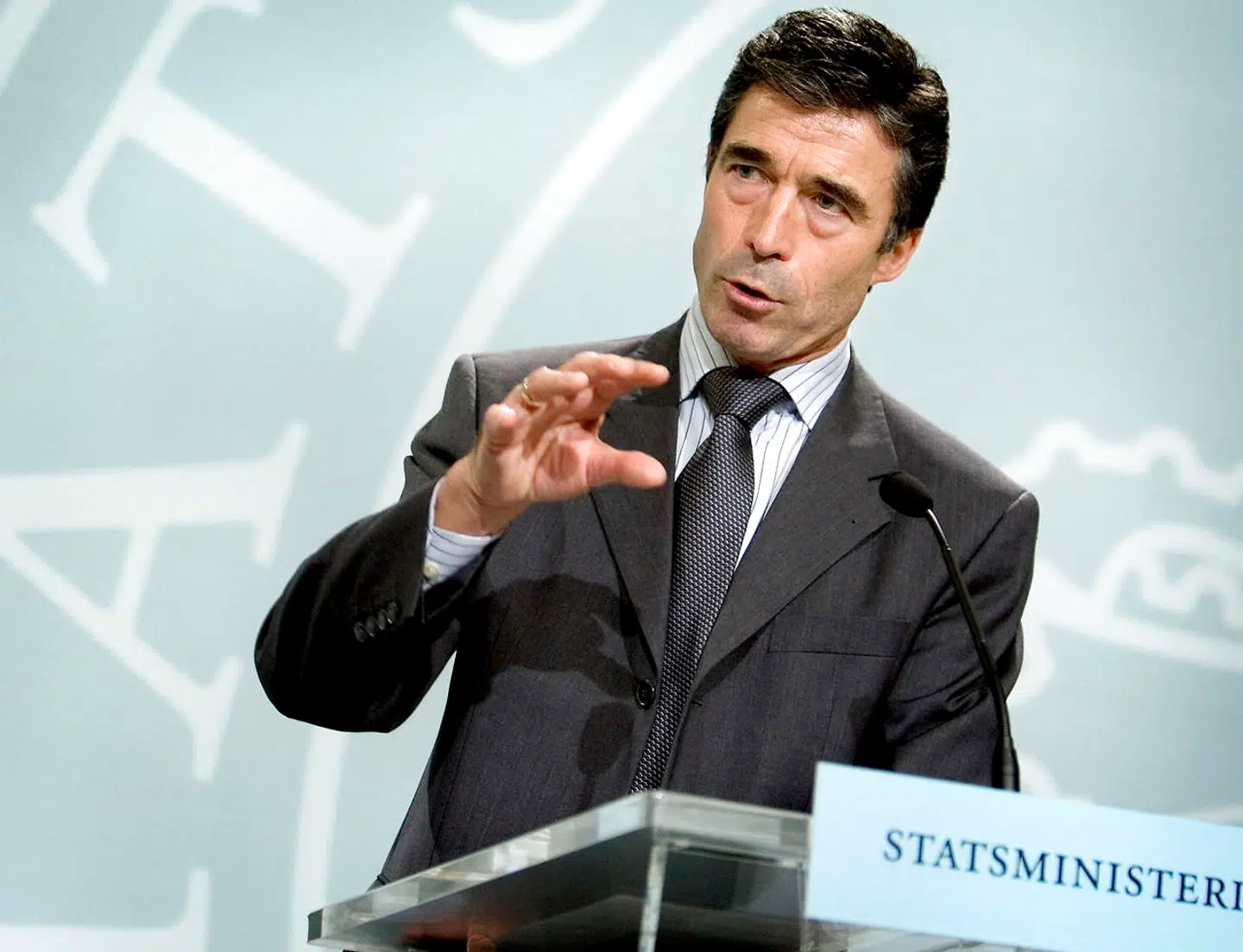 Statsminister Anders Fogh Rasmussen taler på det ugentlige pressemøde i Statsministeriet tirsdag 1. november 2005. Arkivfoto: Keld Navntoft