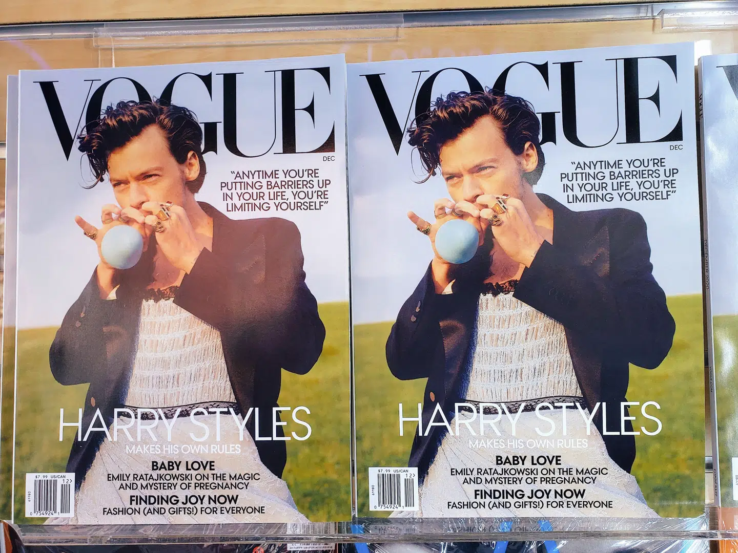 Konservative kritiserer Harry Styles for at gå i kjole. Han ser ud til at blæse dem et stykke.