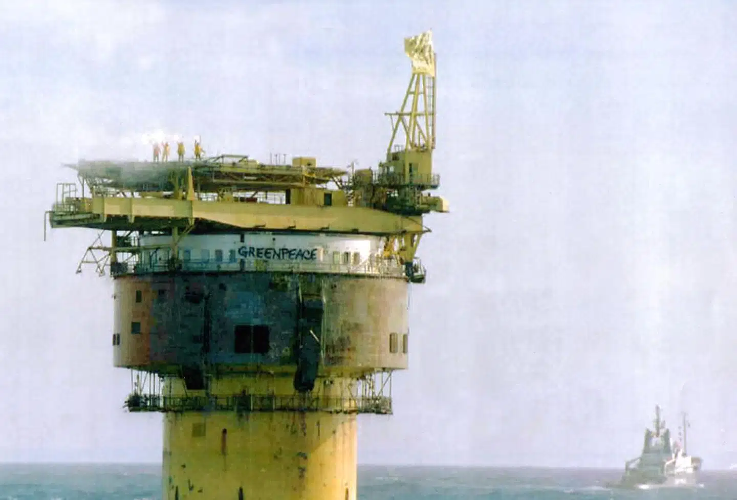 Greenpeace vandt over Shell i kommunikationsslaget om den pensionsmodne olielagerplatform Brent Spar, selvom analyser viste, at Shells planer om at sænke platformen var den mindst miljøbelastende fremgangsmåde. Foto: EPA/REUTER/ Ritzau Scanpix