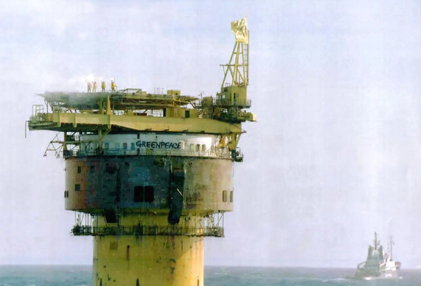 Greenpeace vandt over Shell i kommunikationsslaget om den pensionsmodne olielagerplatform Brent Spar, selvom analyser viste, at Shells planer om at sænke platformen var den mindst miljøbelastende fremgangsmåde. Foto: EPA/REUTER/ Ritzau Scanpix