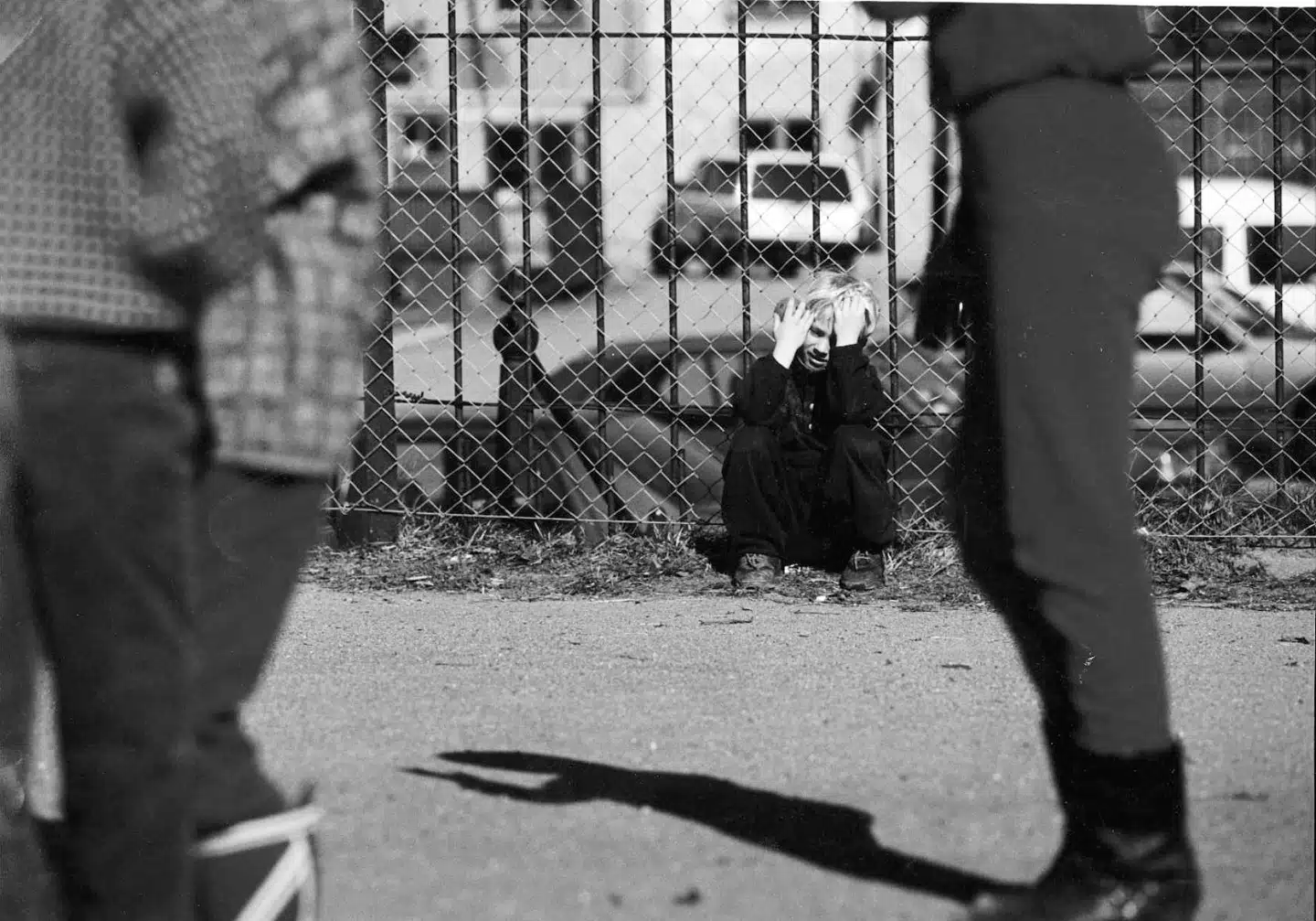 »Der var ingen, jeg kunne bede om hjælp. Var jeg gået til en af mine lærere eller til skoleinspektøren, ville de andre have sagt til mig – og om mig – at jeg sladrede. Det var noget af det værste, en skoledreng kunne gøre.« Skolegården er ikke noget godt minde for Kaare P. Johannesen. Arkivfoto: Jaanerik Henriksson / Ritzau/Scanpix