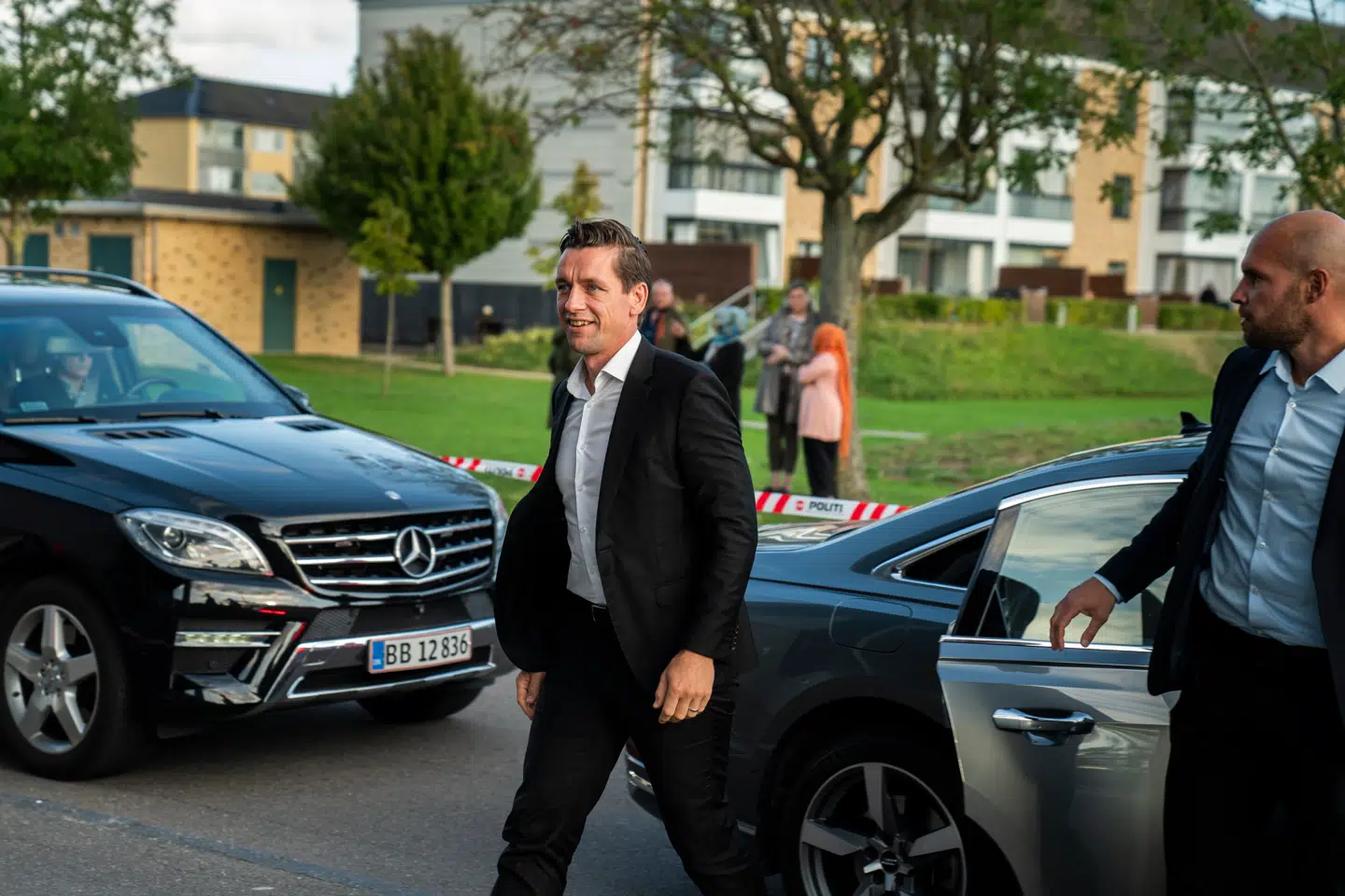 Boligminister Kaare Dybvad ankommer til beboermøde om Motalavej i Korsør. Kritikere frygter, at de tvangsflyttede beboere vil tage problemerne med sig til nye boligområder. Foto: Martin Sylvest, Scanpix