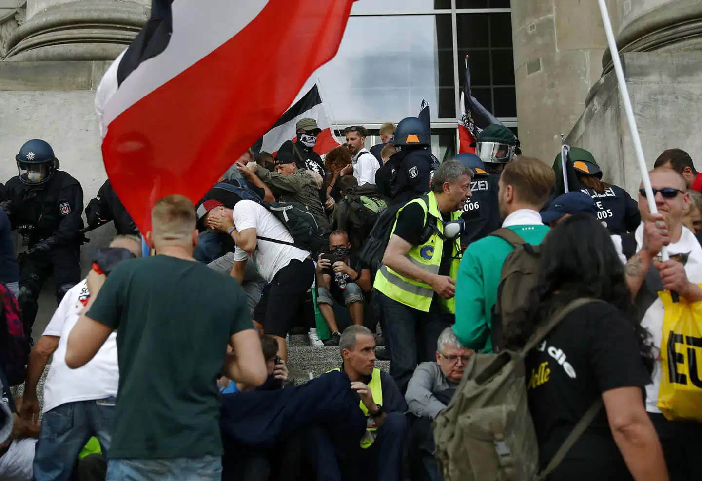 Tumult og den gamle tyske, rød-hvid-sorte rigsfane på trappen til Rigsdagen i sidste uge. Foto: Christian Mang, Scanpix