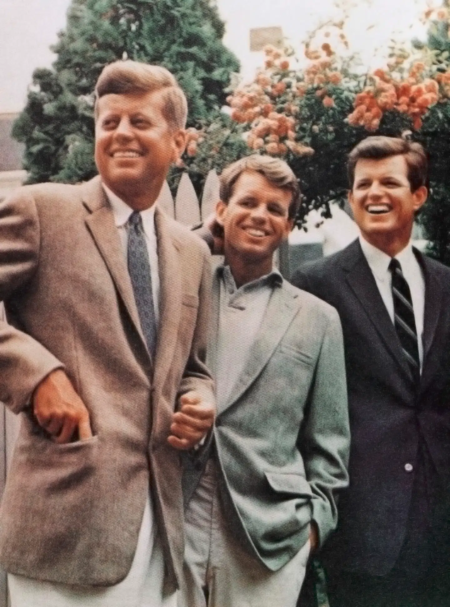 Brødrene Kennedy. Fra venstre John F. Kennedy, Robert Kennedy og Ted Kennedy foran deres ikoniske hus i Hyannis Port, Massachusetts. Man kan ikke frakende dem en vis cinematisk aura i deres skødesløse, smilende, selvsikre ungdommelighed. Foto: AP Photo