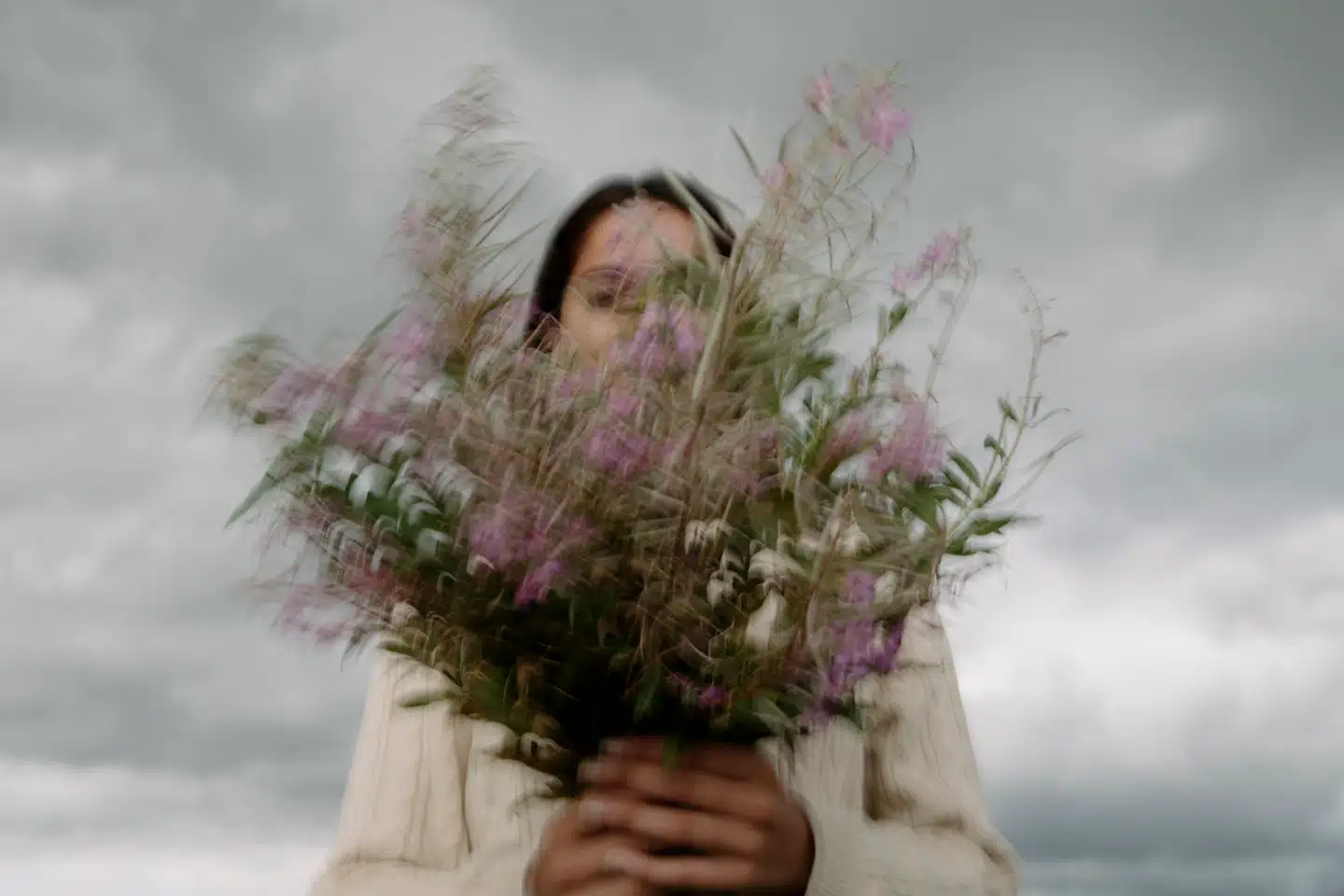 »Jeg vil helt klart beskrive hende som afradikaliseret. Der er intet ekstremt i hende,« forklarer en betjent, der har lært hende at kende. Den udviste kvinde fotograferet anonymt på grund af sagens karakter.
Foto: Tobias Nicolai