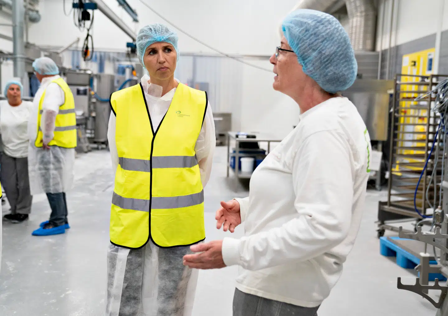 Regeringens pensionsudspil er målrettet faglærte og ufaglærte, der har knoklet i mange år og slidt kroppen, men det tager ikke højde for fremtidens arbejdsmarked . Her er Mette Frederiksen på besøg hos Hatting Bageri i Horsens. Foto: Henning Bagger, Scanpix