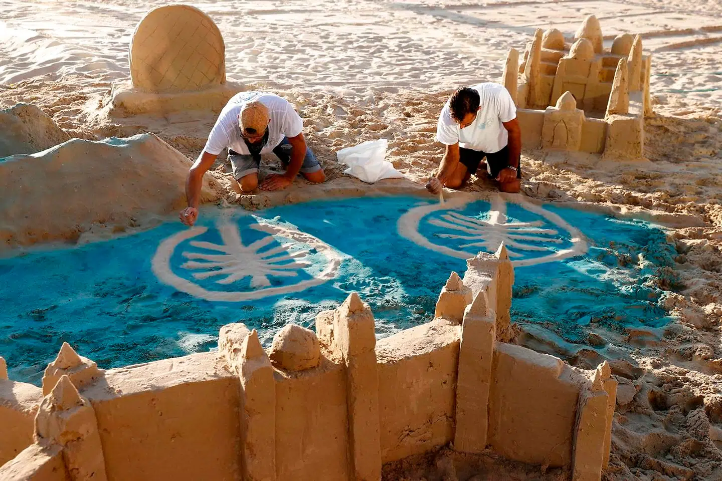 Aftalen mellem Israel og Forenede Arabiske Emirater fejres med sandslotte på stranden i Tel Aviv. Foto: Jack Guez / AFP