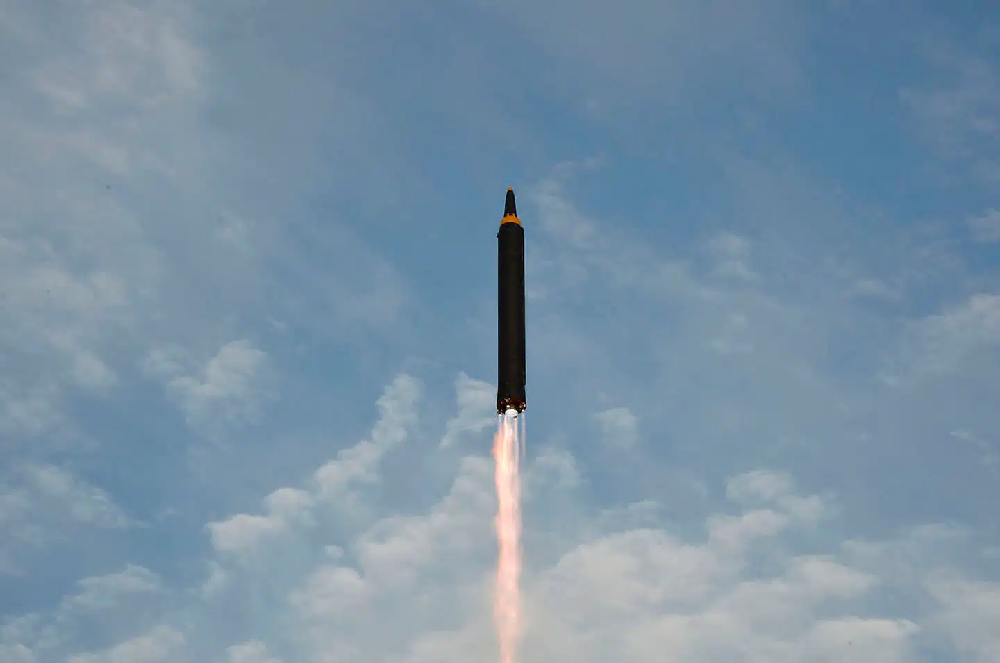 Nordkoreansk prøveaffyring af raket i 2017, et skridt på vejen mod atomvåbnenes dødbringende tryghed. Foto: AFP PHOTO / KCNA