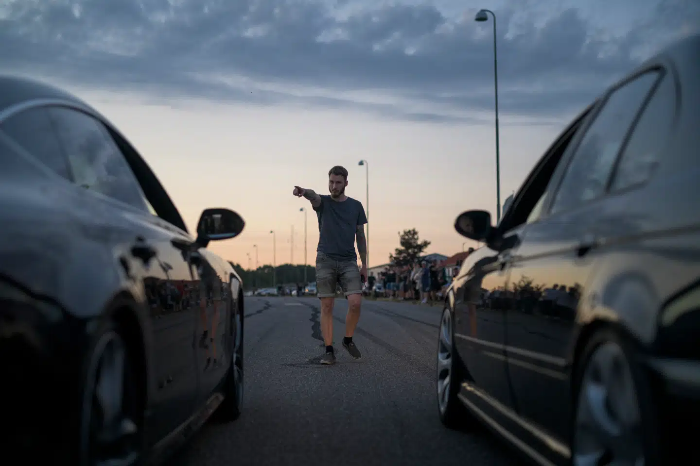 »Vi er hverken dumme eller farlige. Kom selv forbi og se,« opfordrer en arrangør. Der er gaderæs igen i aften klokken 19.30 i Nørre Alslev på Nordfalster. Foto: Janus Engel Rasmussen