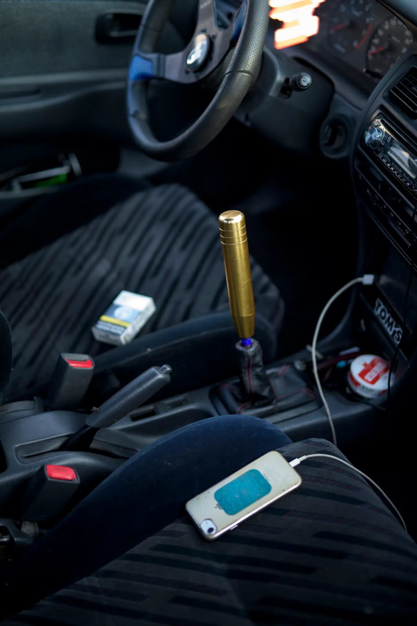 En tilskuer med et Niarn-citat tatoveret på halsen forklarer, hvad der giver respekt på Striben: »Man får street credit, hvis man kører stærkt i en slidt Toyota Corolla, som man har skruet på en hel sommer. Dukker man op i en leaset, rød Ferrari, er man bare en vatpik.« Foto: Janus Engel Rasmussen