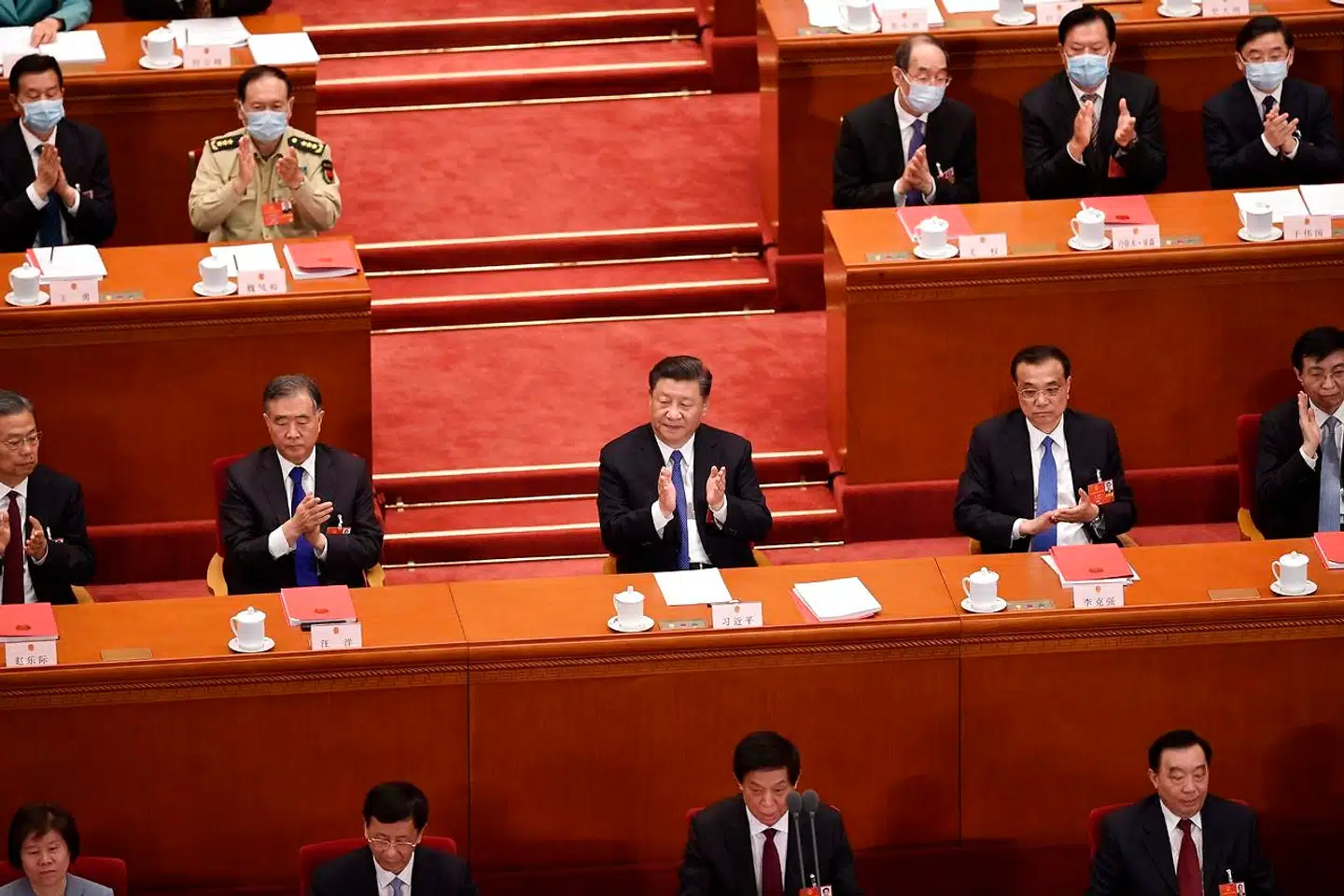 Kinas præsident Xi Jinping (i midten) bifalder Folkekongressens vedtagelse af en ny sikkerhedslov for Hong Kong i slutningen af maj. Kina har en klar strategi, der udfordrer, ja, konfronterer de mest grundlæggende demokratiske værdier allevegne. Foto: NIicloas Asfouri / Ritzau Scanpix