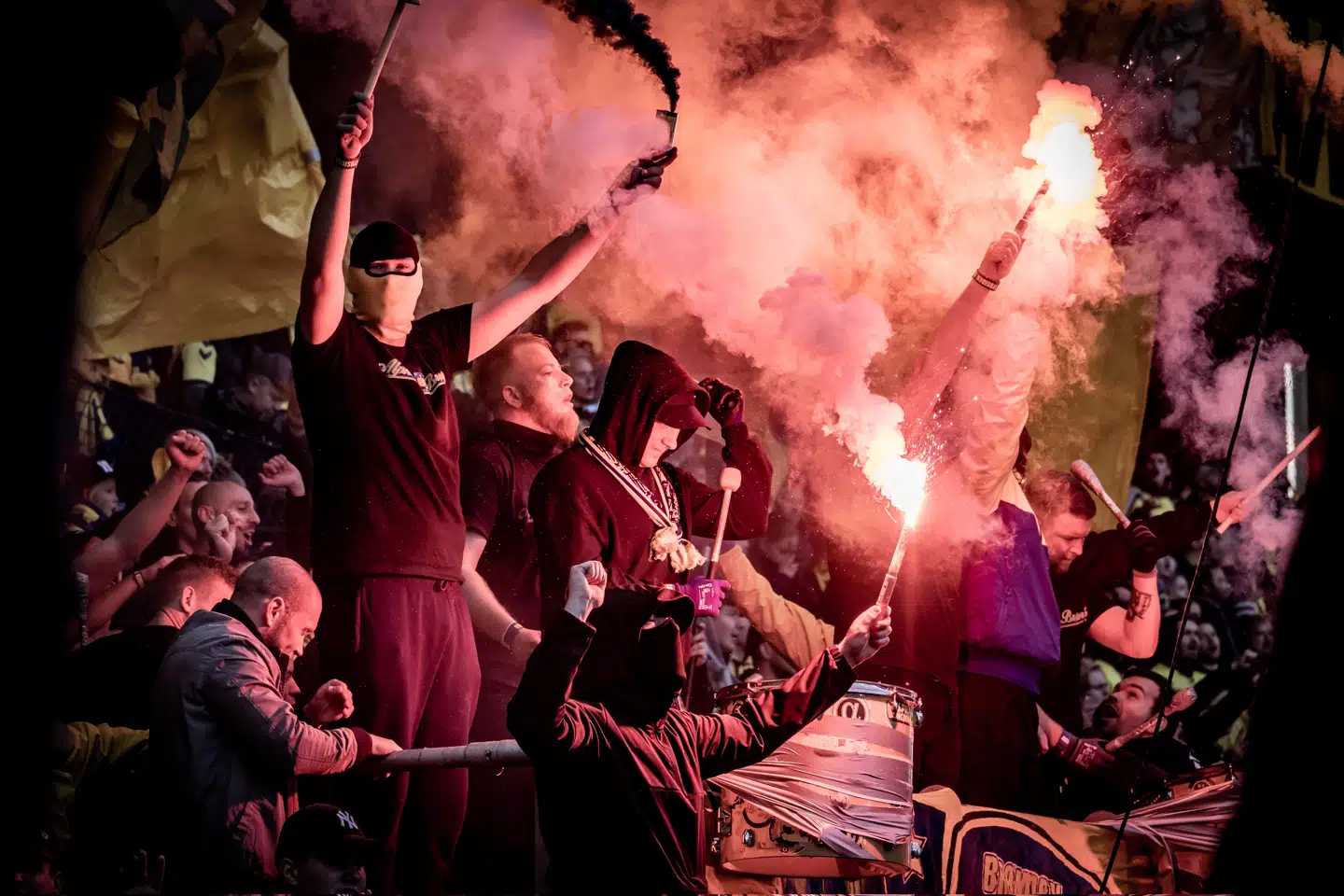 Romerlys, bajere, kampråb og bold er faste ingredienser, når Brøndbys fans mødes på Sydsiden på Brøndby Stadion. Foto: Kim Matthäi Leland, Scanpix