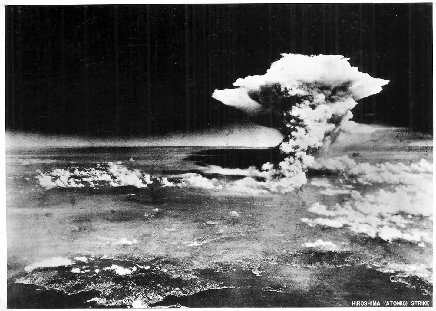Et amerikansk B-29 Superfortress bombefly navngivet Enola Gay har kastet atombomben »Little Boy« over Hiroshima 6. august 1945. Foto: EPA / Hiroshima Peace Memorial Museum